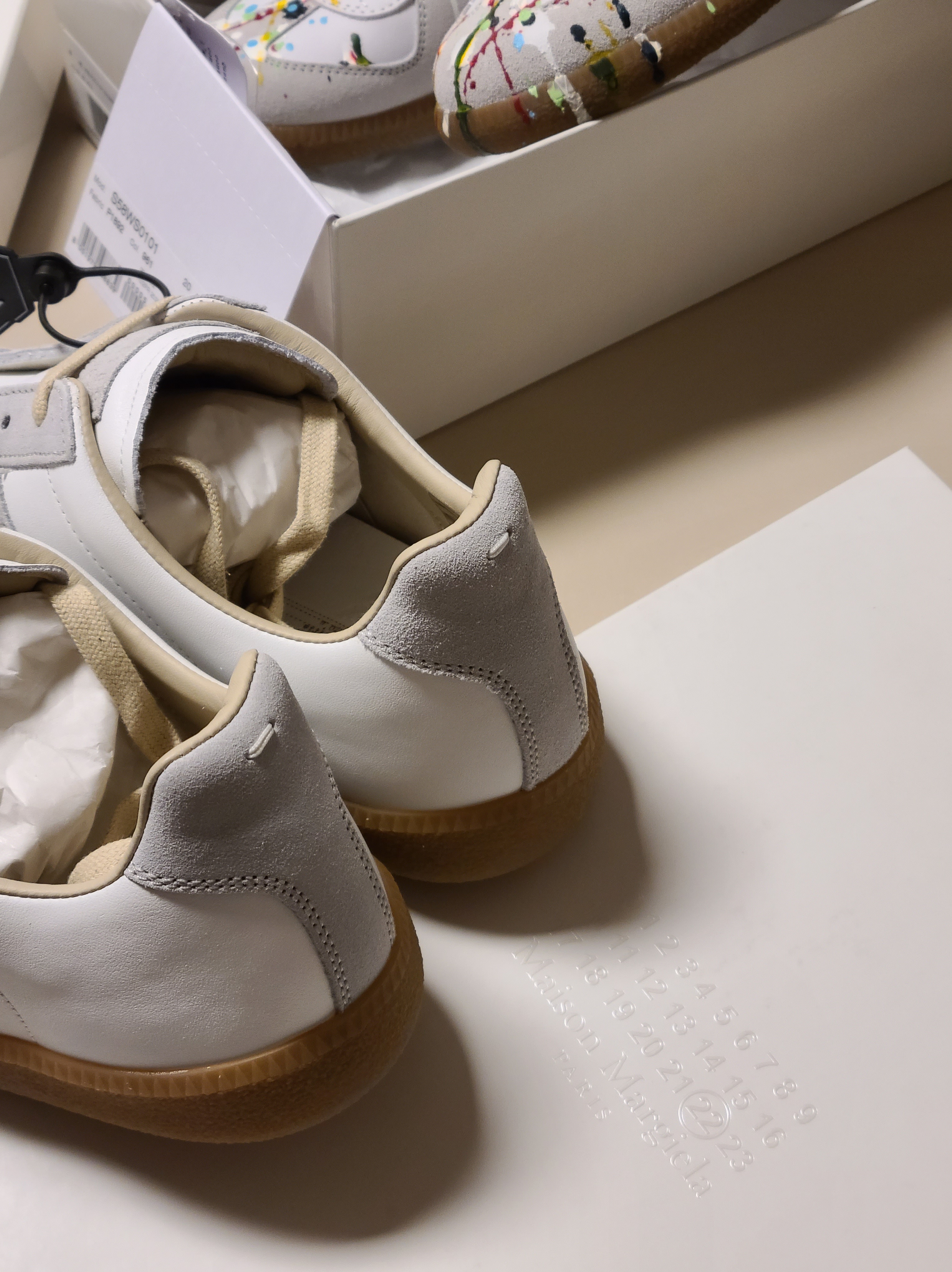 Maison Margiela Calfskin Replica Sneakers, (W) Maison Margiela Replica Paint Drop Sneakers Grey 착용 스타일
