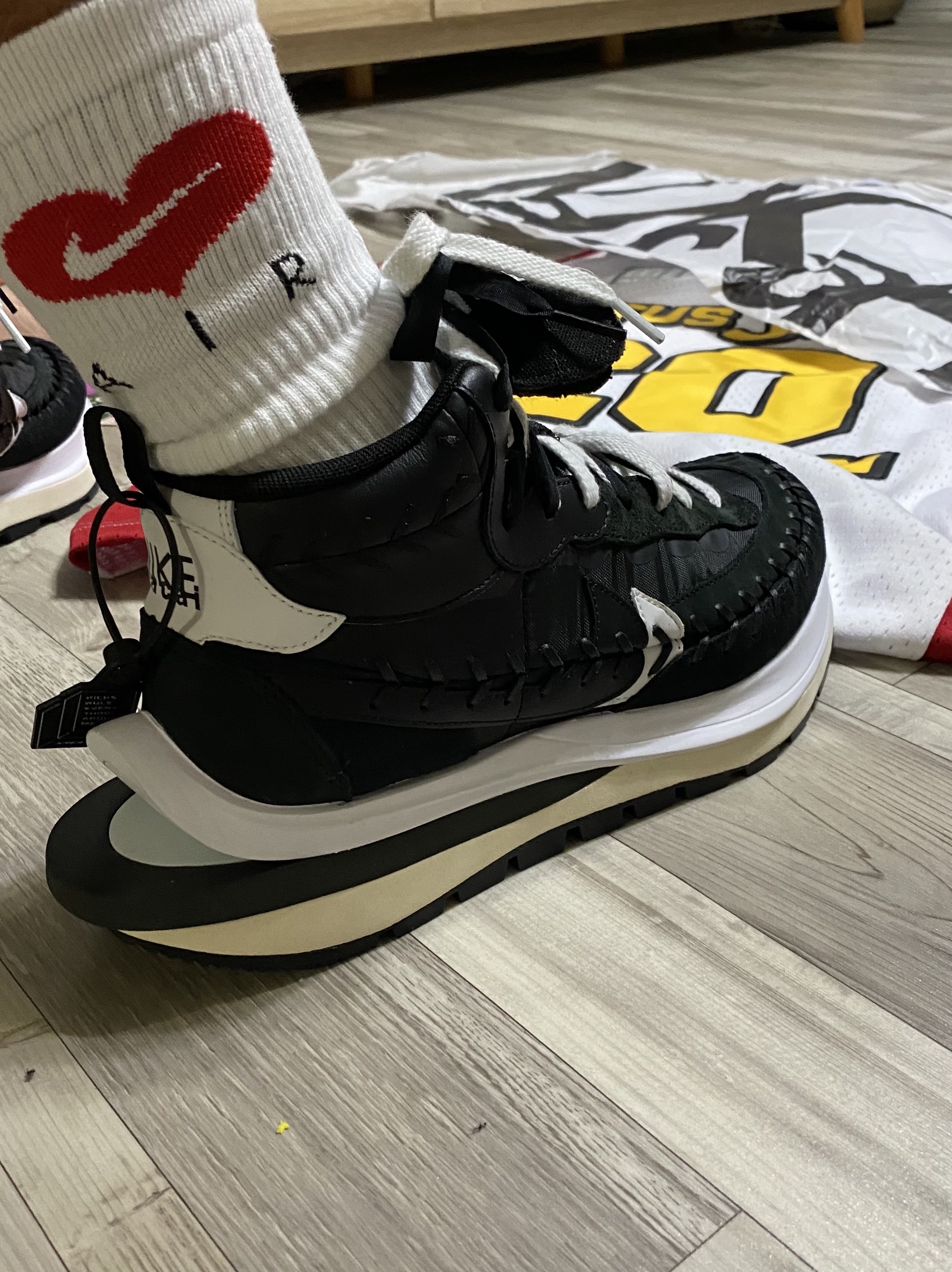 Nike x Sacai x Jean Paul Gaultier VaporWaffle Black White 착용 스타일 - 4
