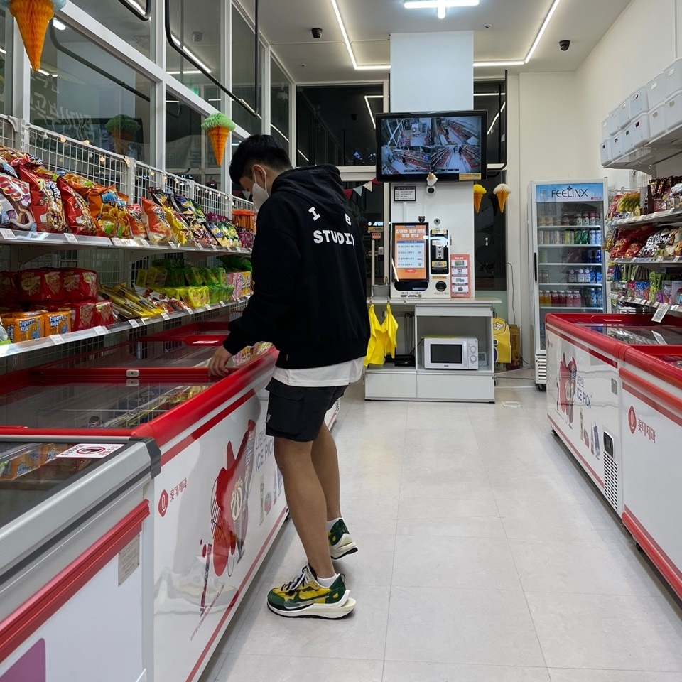 IAB Studio Woven Hoodie Black, Nike x Sacai VaporWaffle Tour Yellow & Gorge Green Sail 착용 스타일 - 1