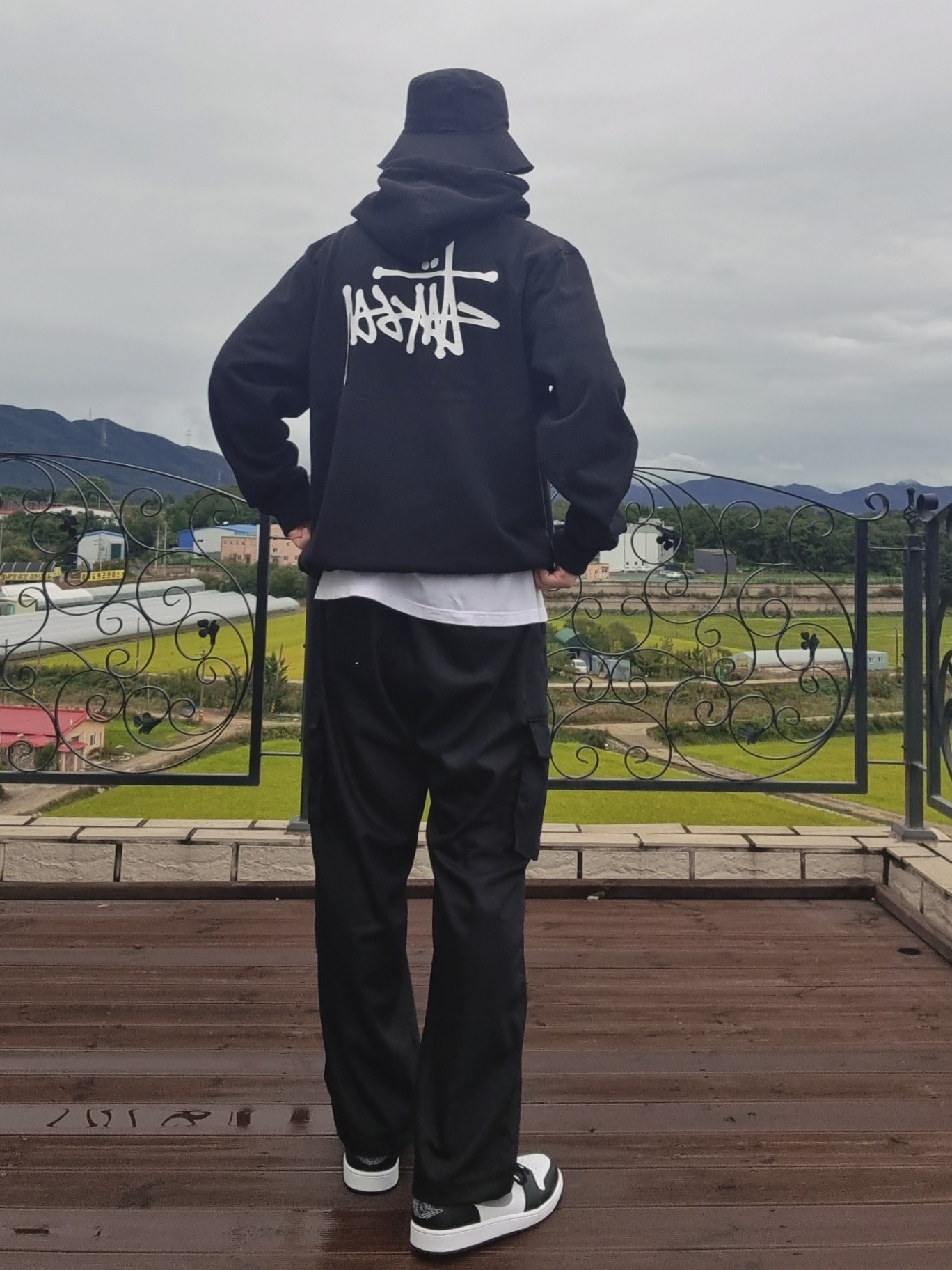 Stussy Basic Stussy Hoodie Black 2021, Jordan 1 Low Black Particle Grey 착용 스타일 - 1