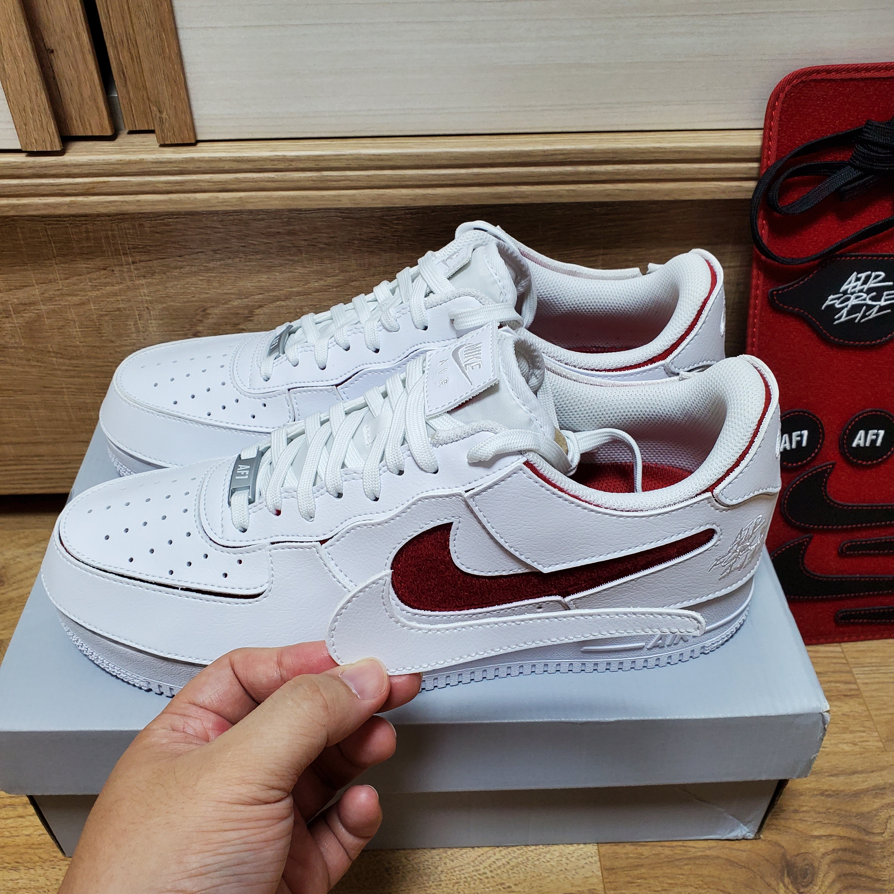 Nike Air Force 1/1 White Varsity Red 착용 스타일 - 1
