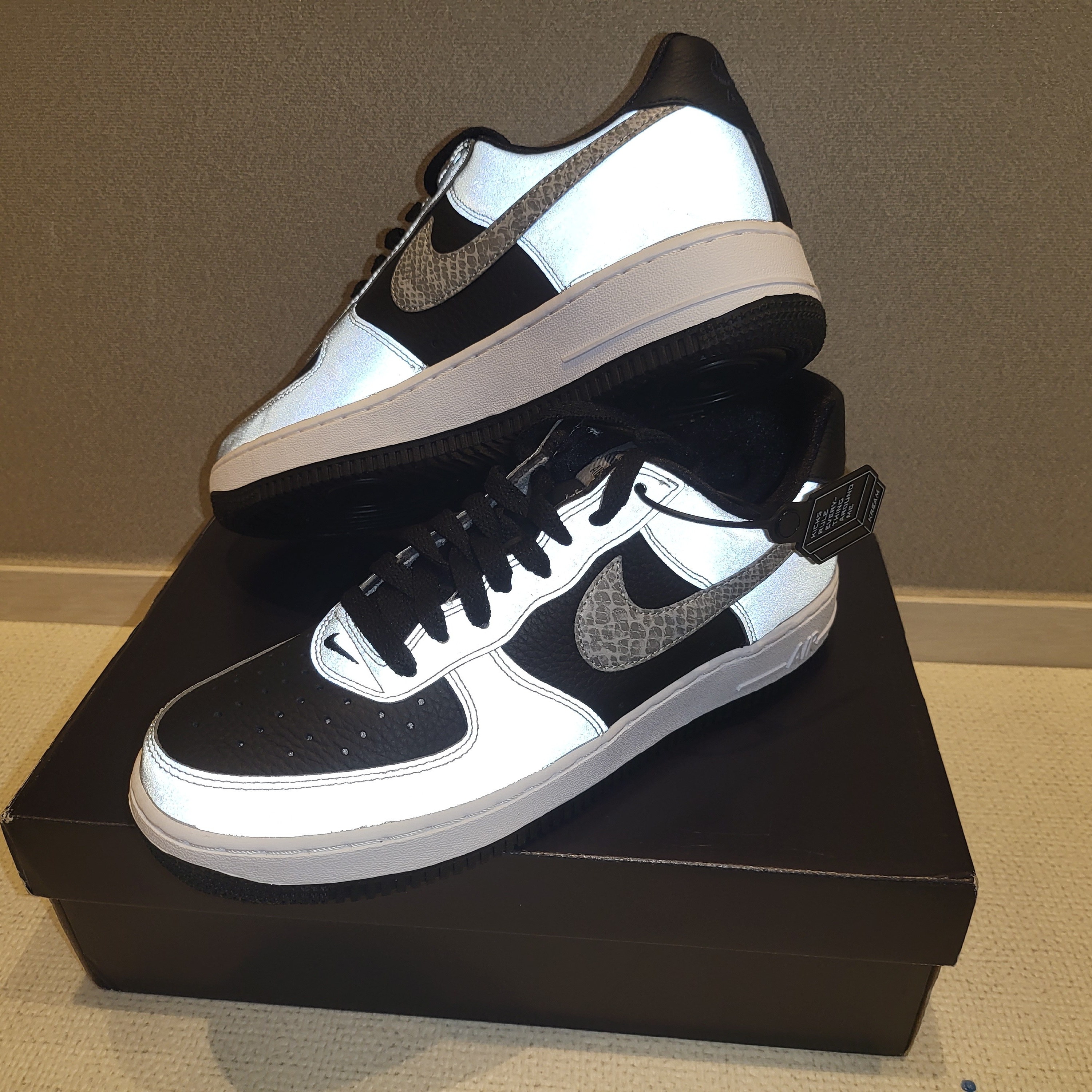 Nike Air Force 1 B Silver Snake 착용 스타일 - 2