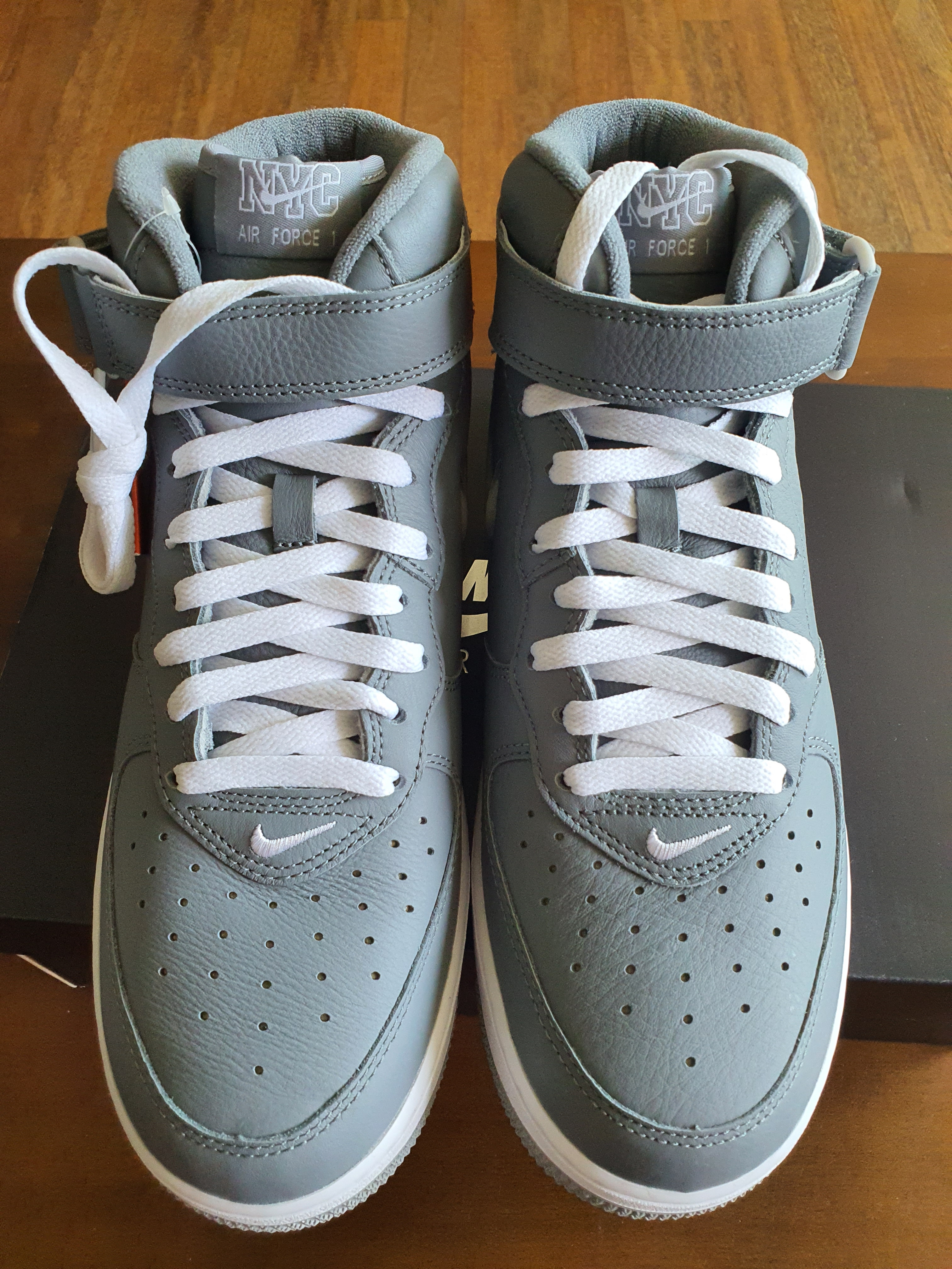 Nike Air Force 1 Mid QS NYC Cool Grey 착용 스타일 - 1