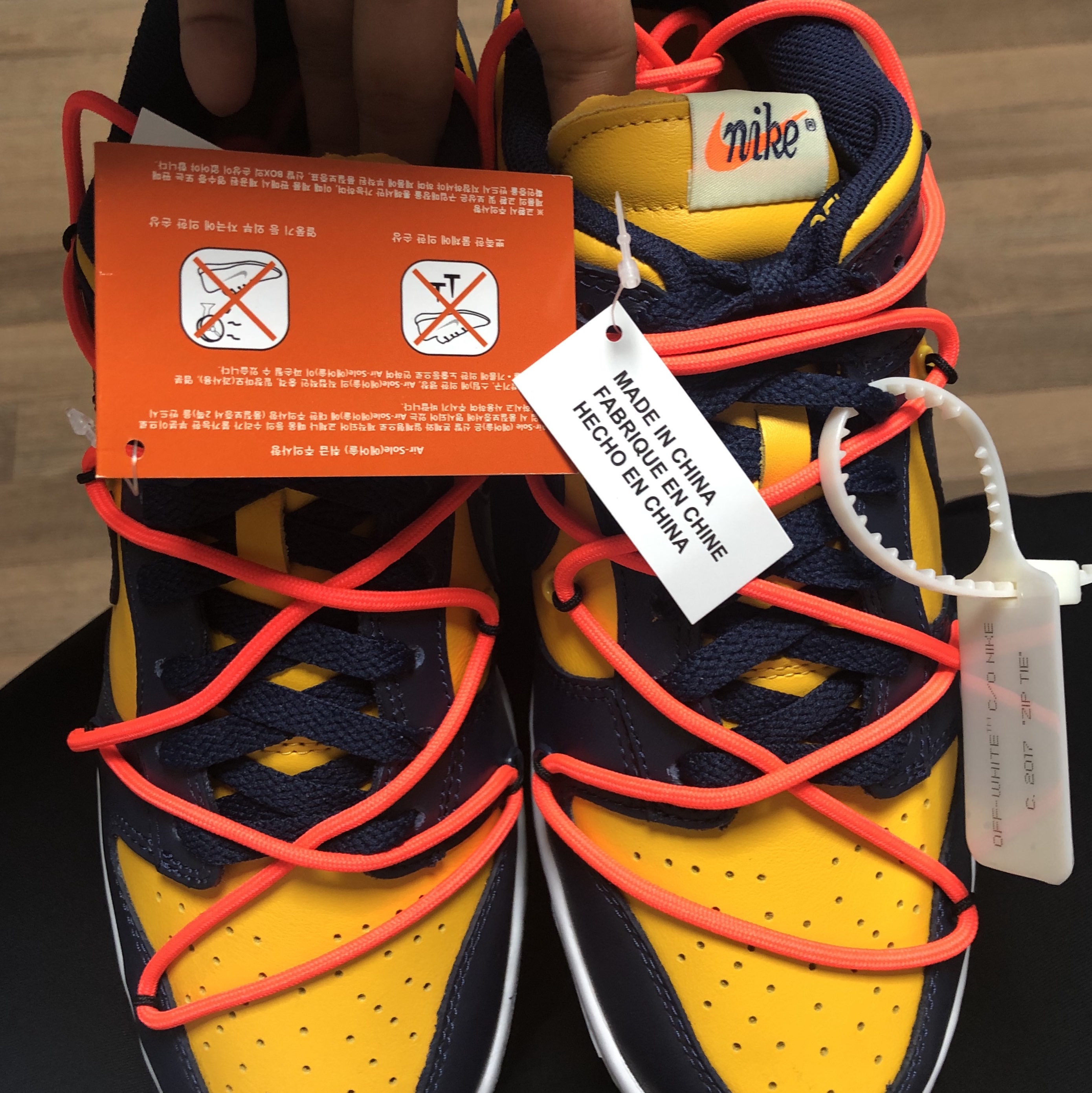 Nike x Off-White Dunk Low University Gold Midnight Navy 착용 스타일 - 2