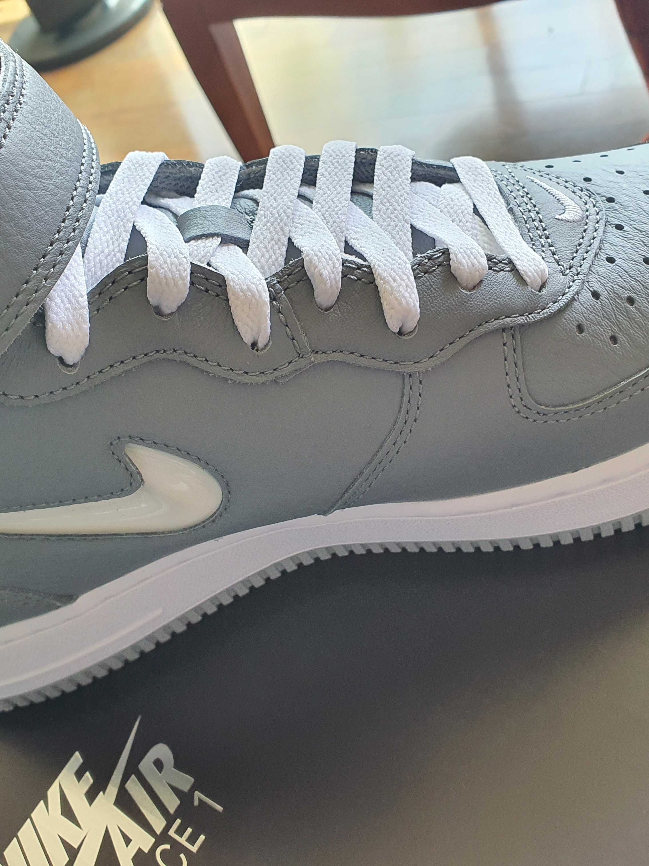 Nike Air Force 1 Mid QS NYC Cool Grey 착용 스타일 - 3