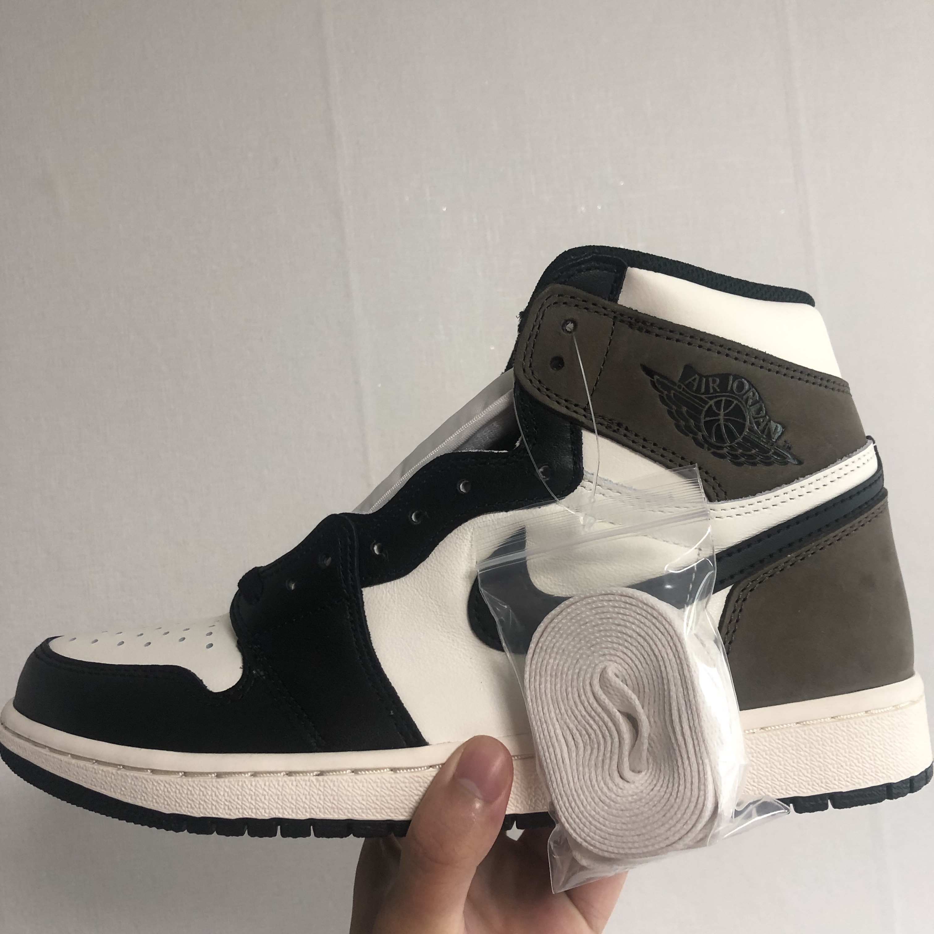 Jordan 1 Retro High OG Black Mocha 착용 스타일 - 2