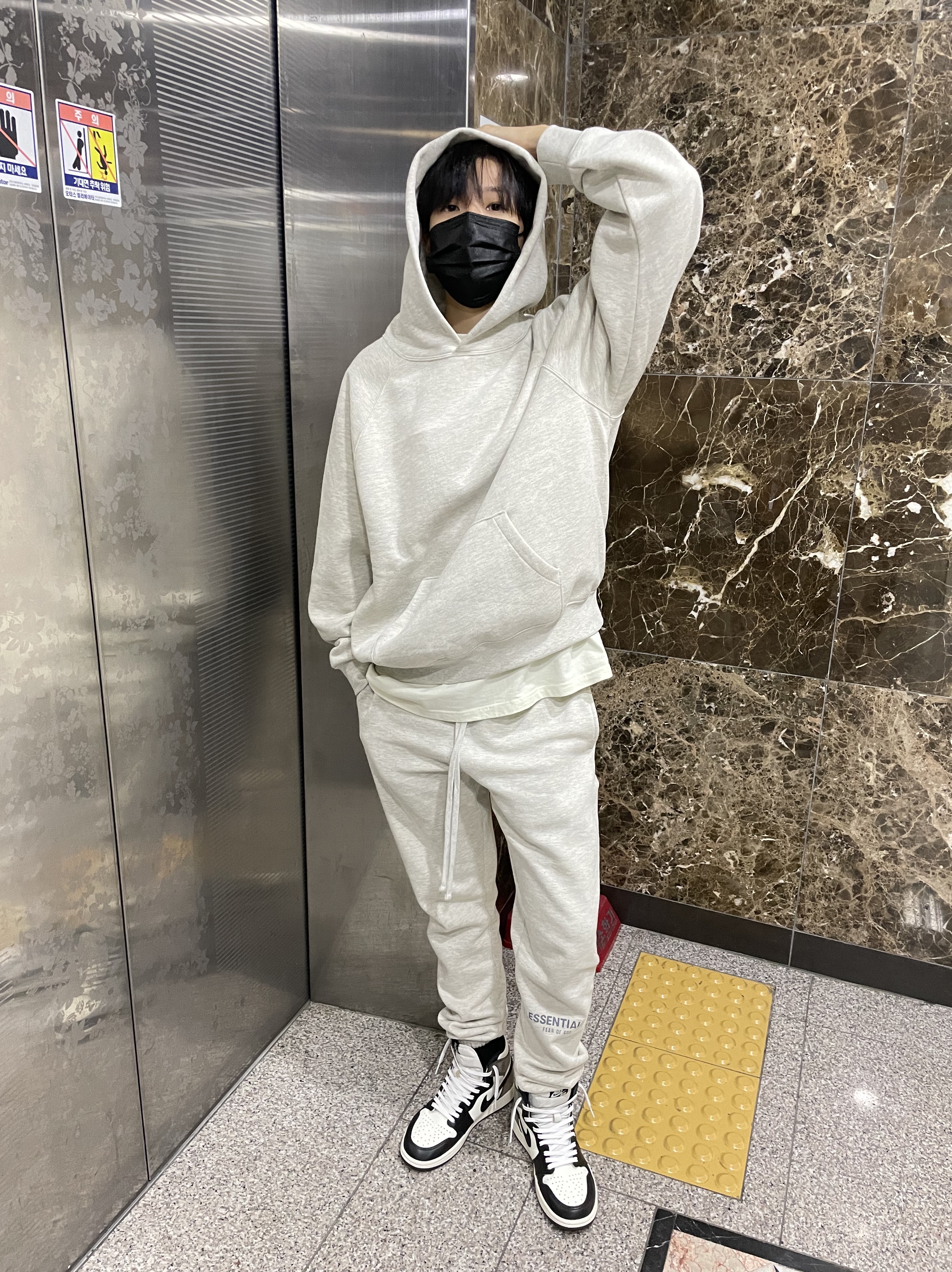 Essentials Pull-Over Hoodie Oatmeal - 21SS, Essentials Sweatpants Oatmeal - 21SS 착용 스타일