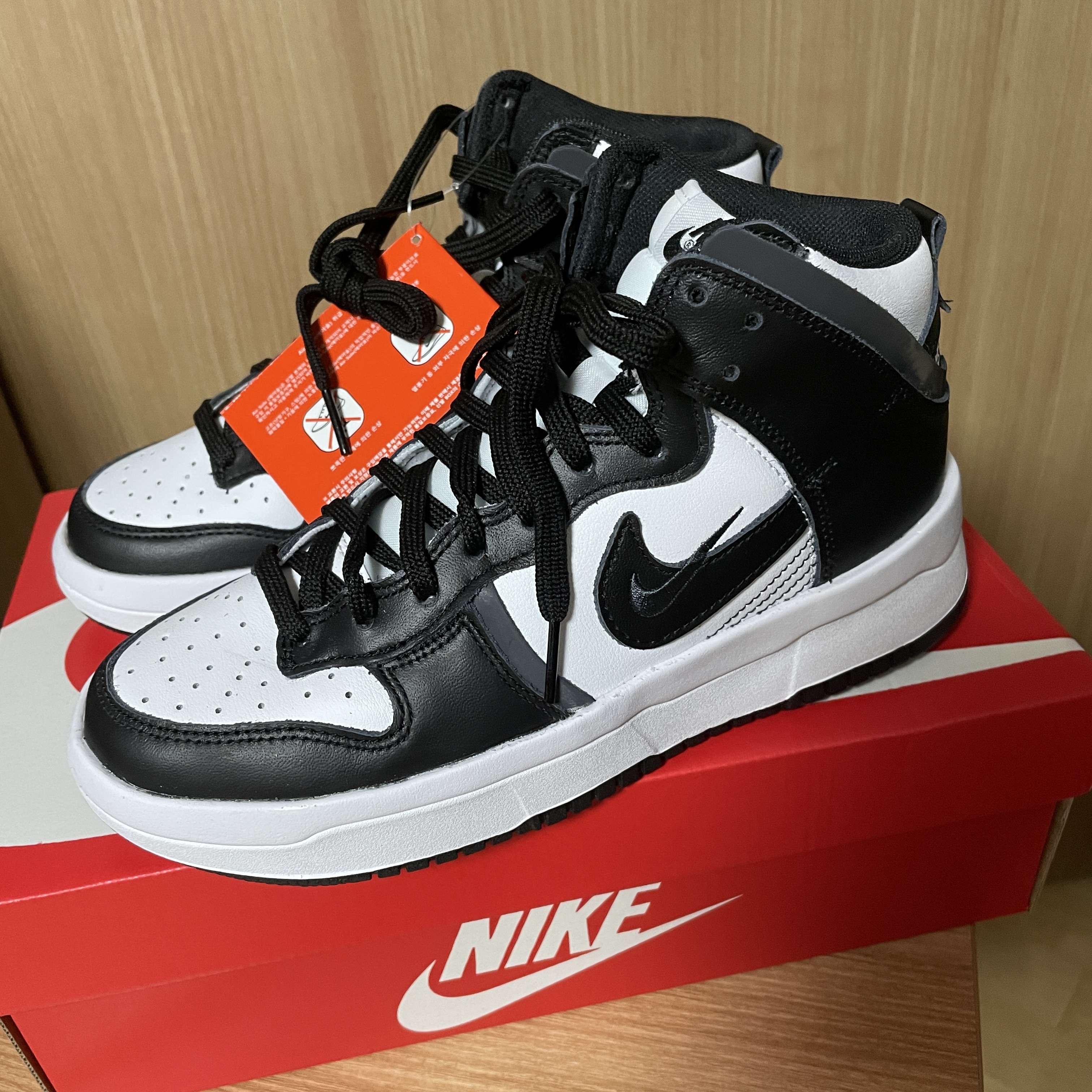 (W) Nike Dunk High Up Black and White 착용 스타일 - 1