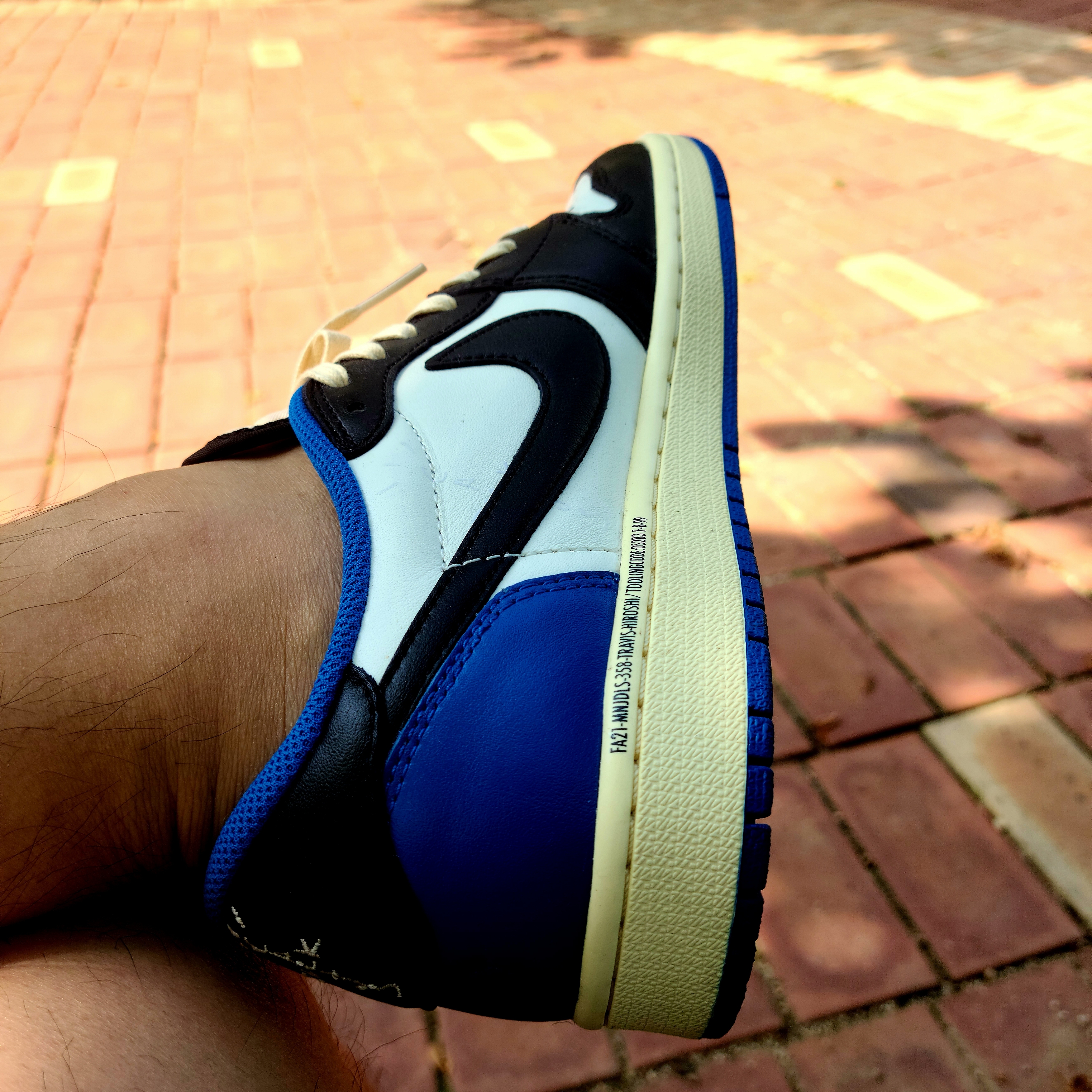 Jordan 1 x Travis Scott x Fragment Retro Low OG SP Military Blue 착용 스타일 - 3