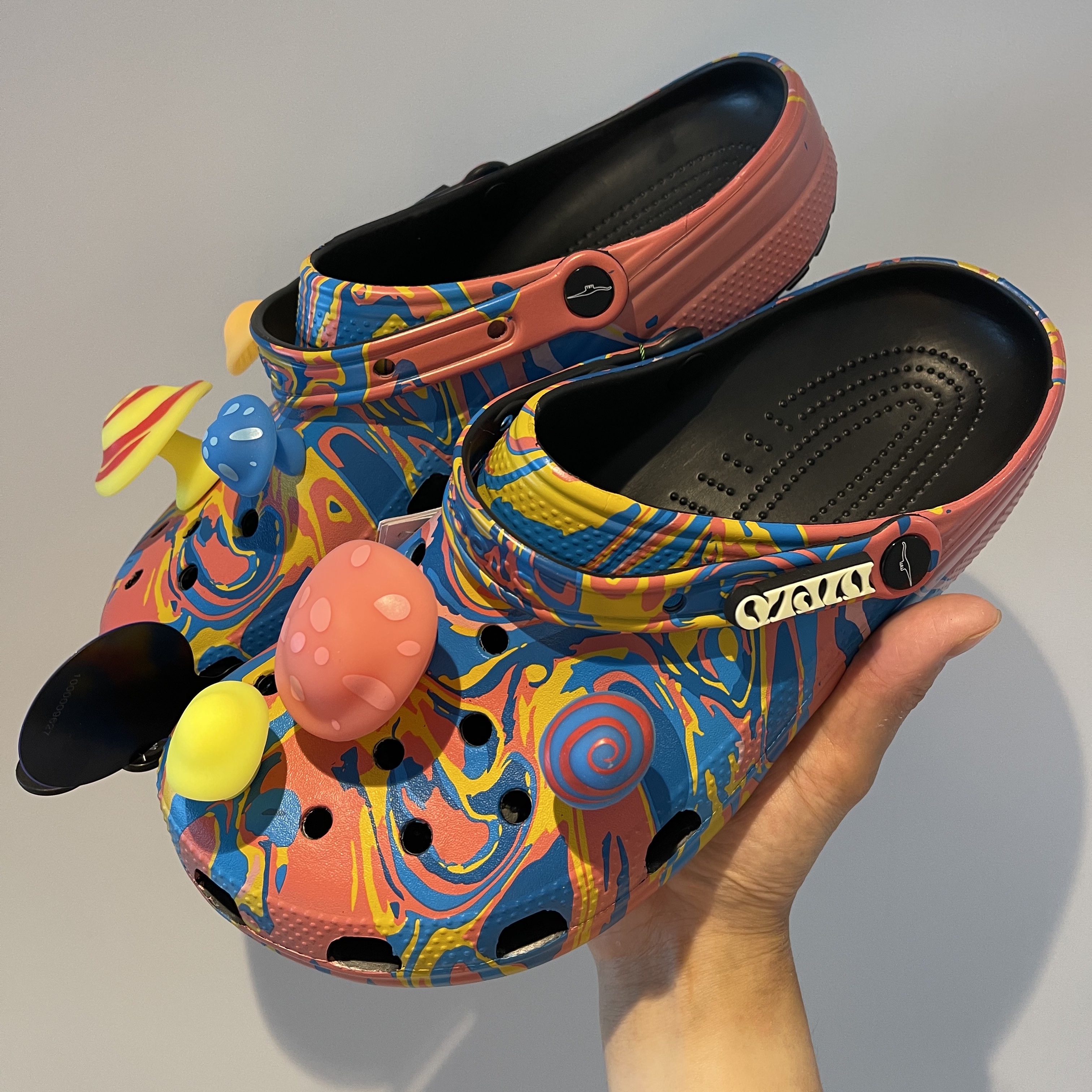 Crocs x Diplo Classic Clog Take a Walk On the Weird Side 착용 스타일 - 1