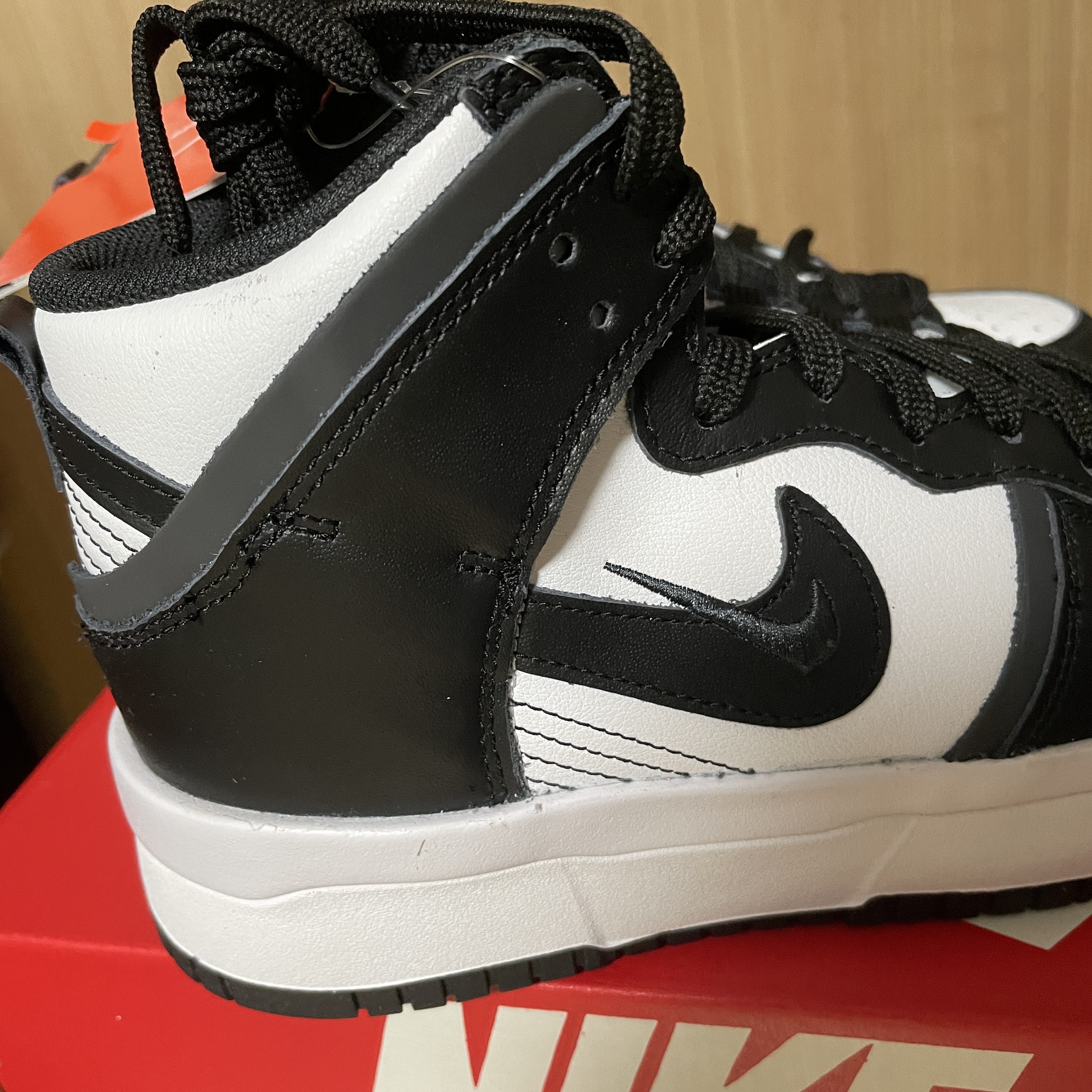 (W) Nike Dunk High Up Black and White 착용 스타일 - 3
