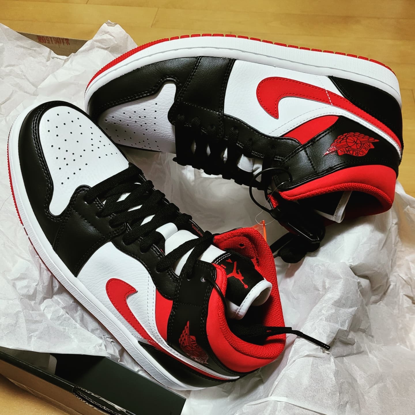 Jordan 1 Mid Gym Red Black White 착용 스타일