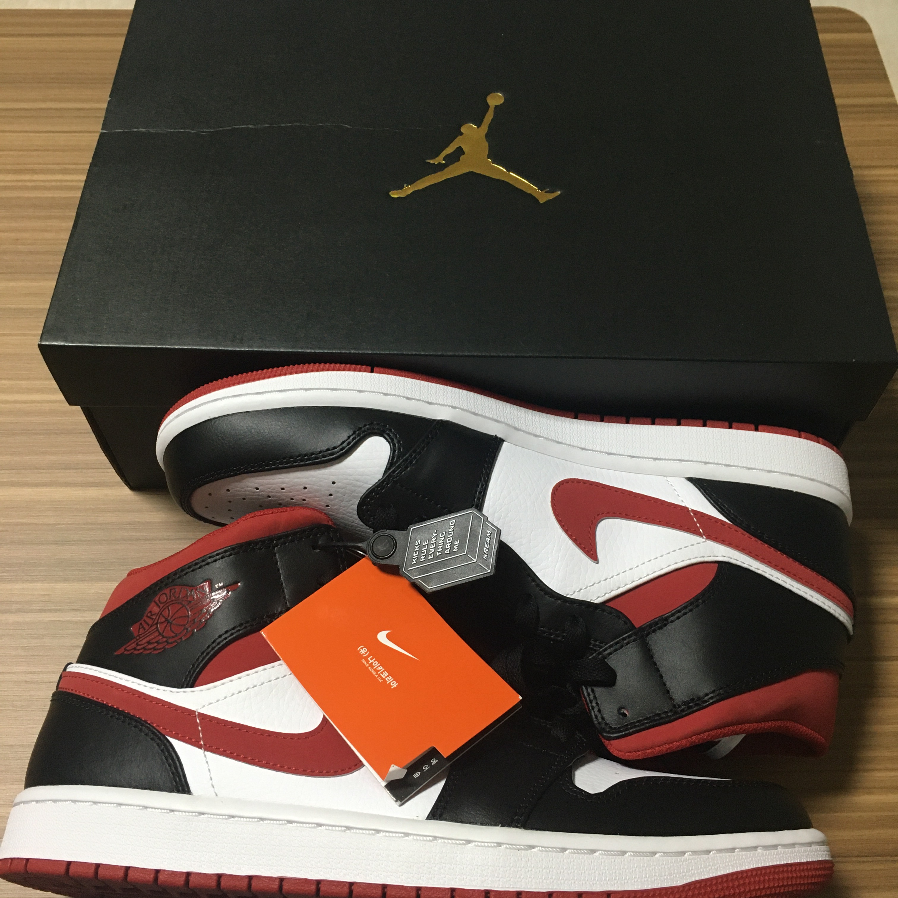 Jordan 1 Mid Gym Red Black White 착용 스타일