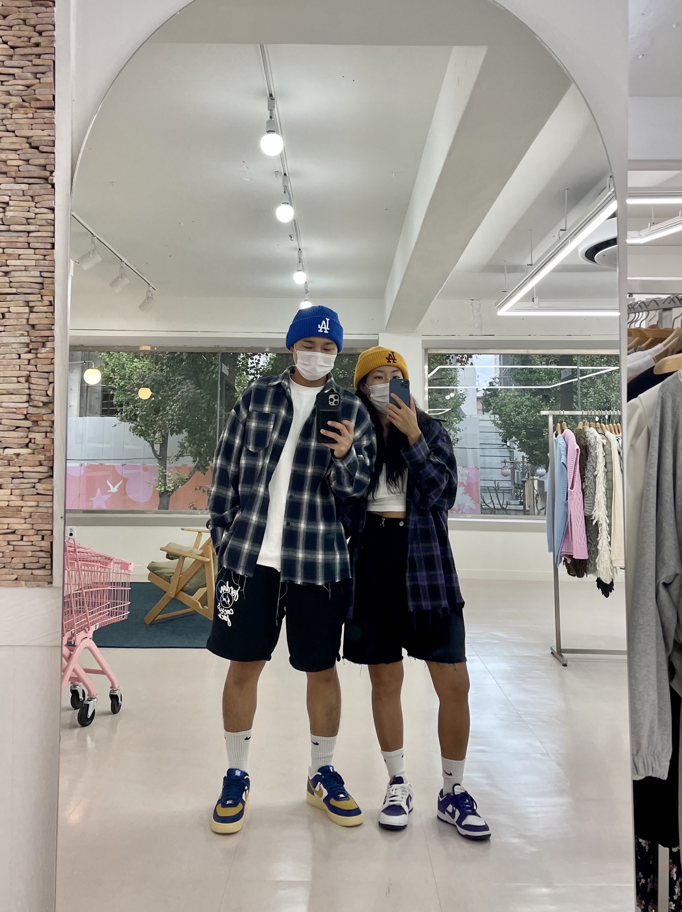 Jordan x Travis Scott x Fragment Shorts Black (DJ0617-010), Nike x Undefeated Air Force 1 Low SP 5 On It Court Blue 착용 스타일