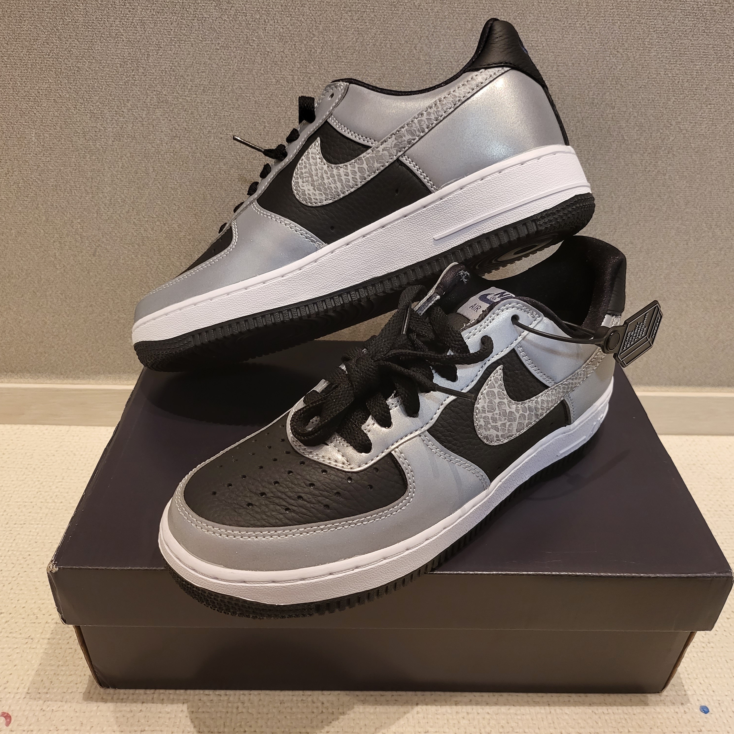 Nike Air Force 1 B Silver Snake 착용 스타일 - 1