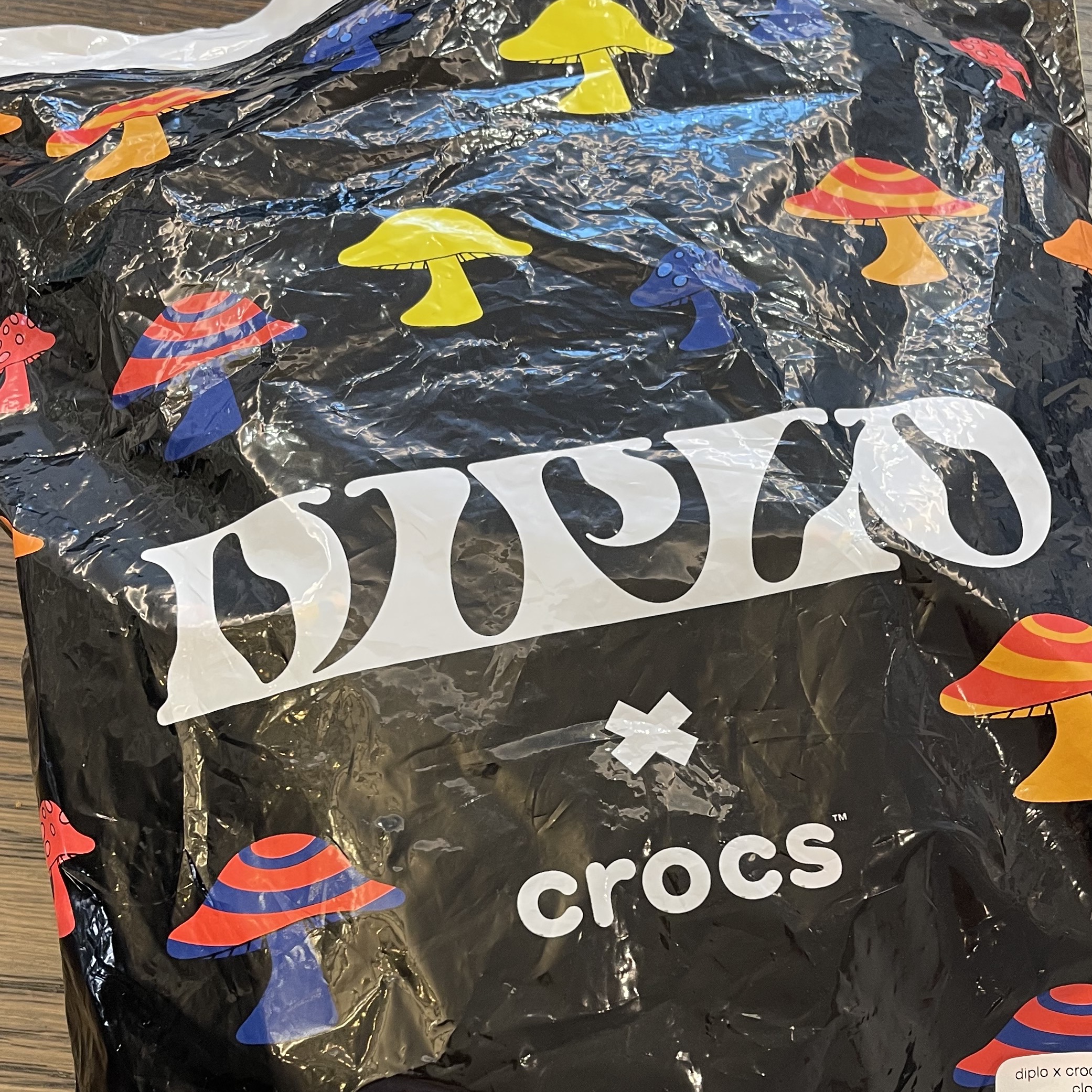 Crocs x Diplo Classic Clog Take a Walk On the Weird Side 착용 스타일 - 3