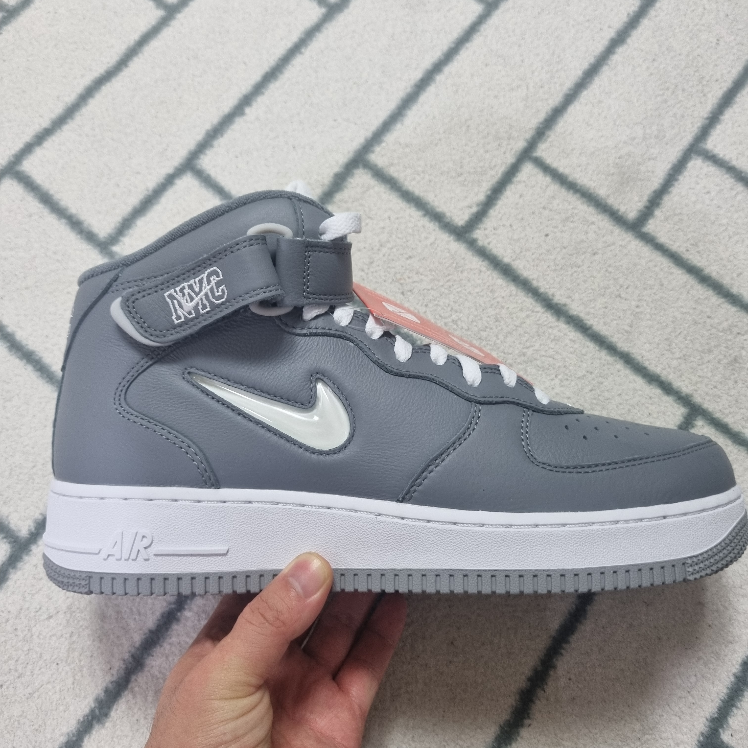 Nike Air Force 1 Mid QS NYC Cool Grey 착용 스타일 - 2