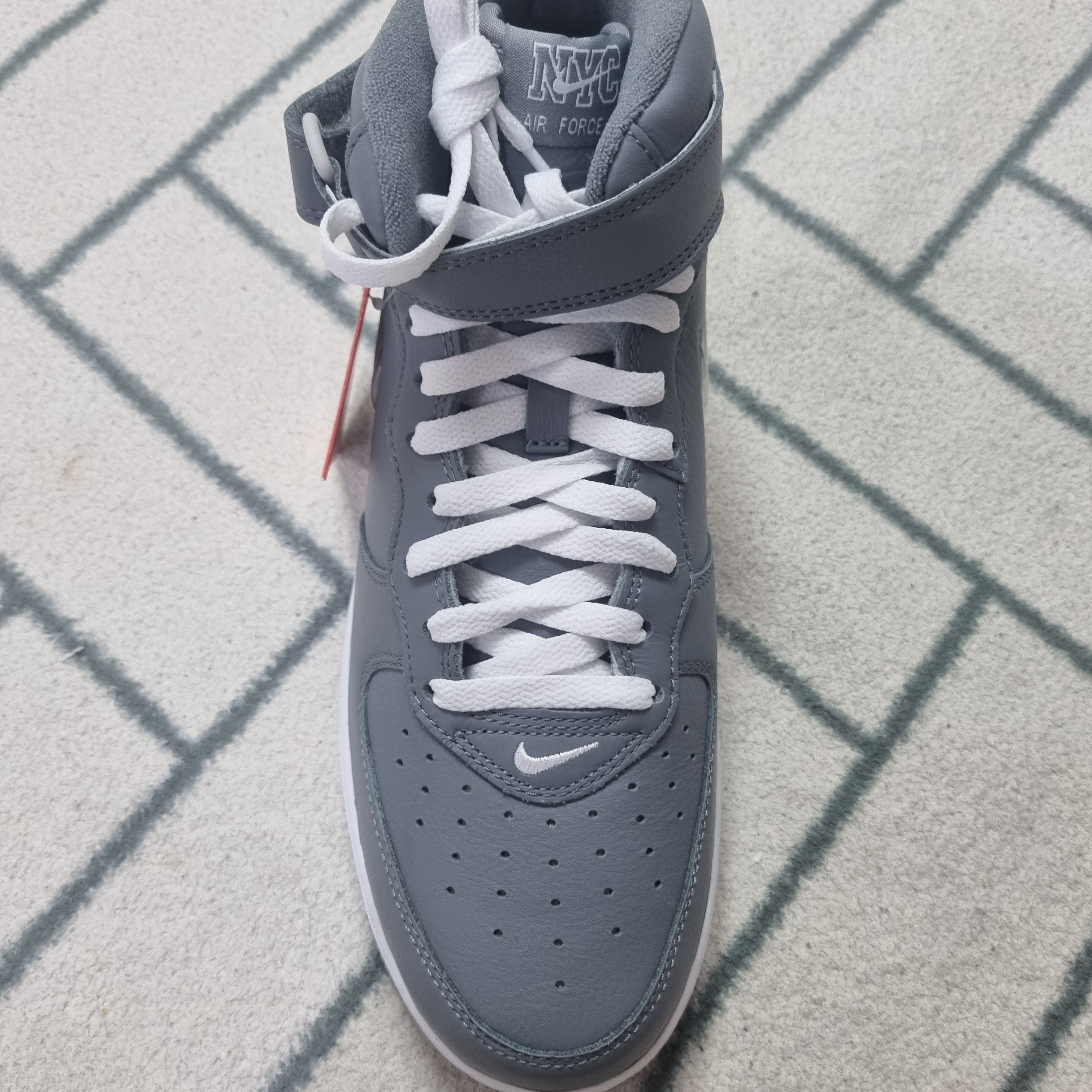 Nike Air Force 1 Mid QS NYC Cool Grey 착용 스타일 - 1