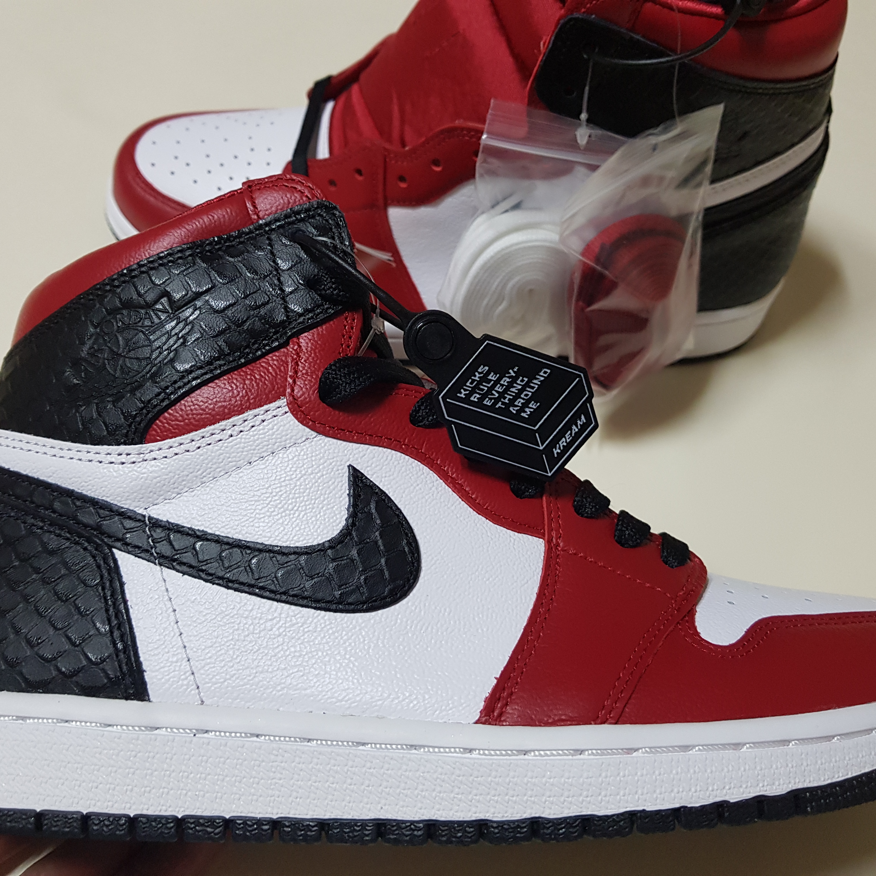 (W) Jordan 1 Retro High Satin Red 착용 스타일