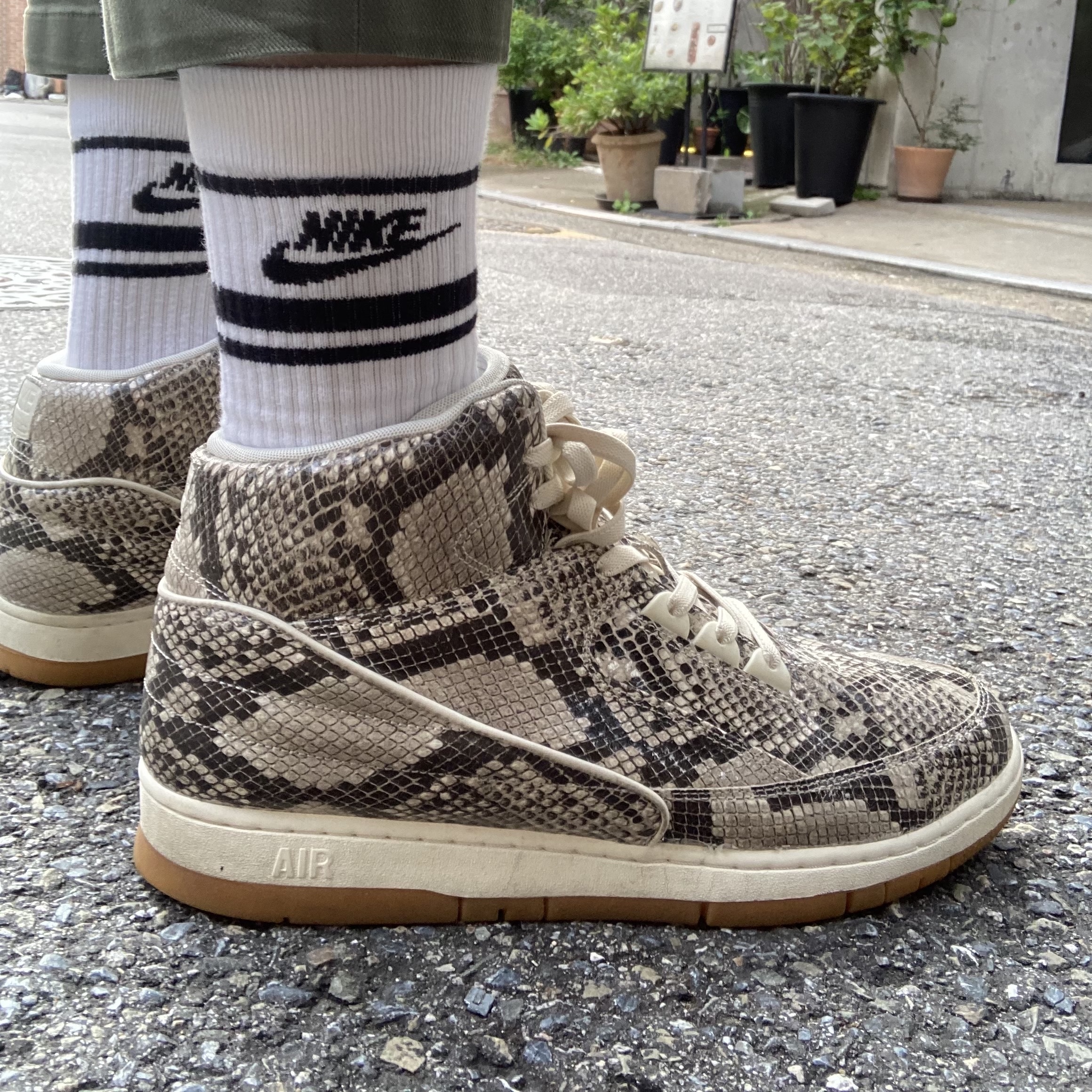 Nike Air Python Premium Brown Snake Gum 착용 스타일