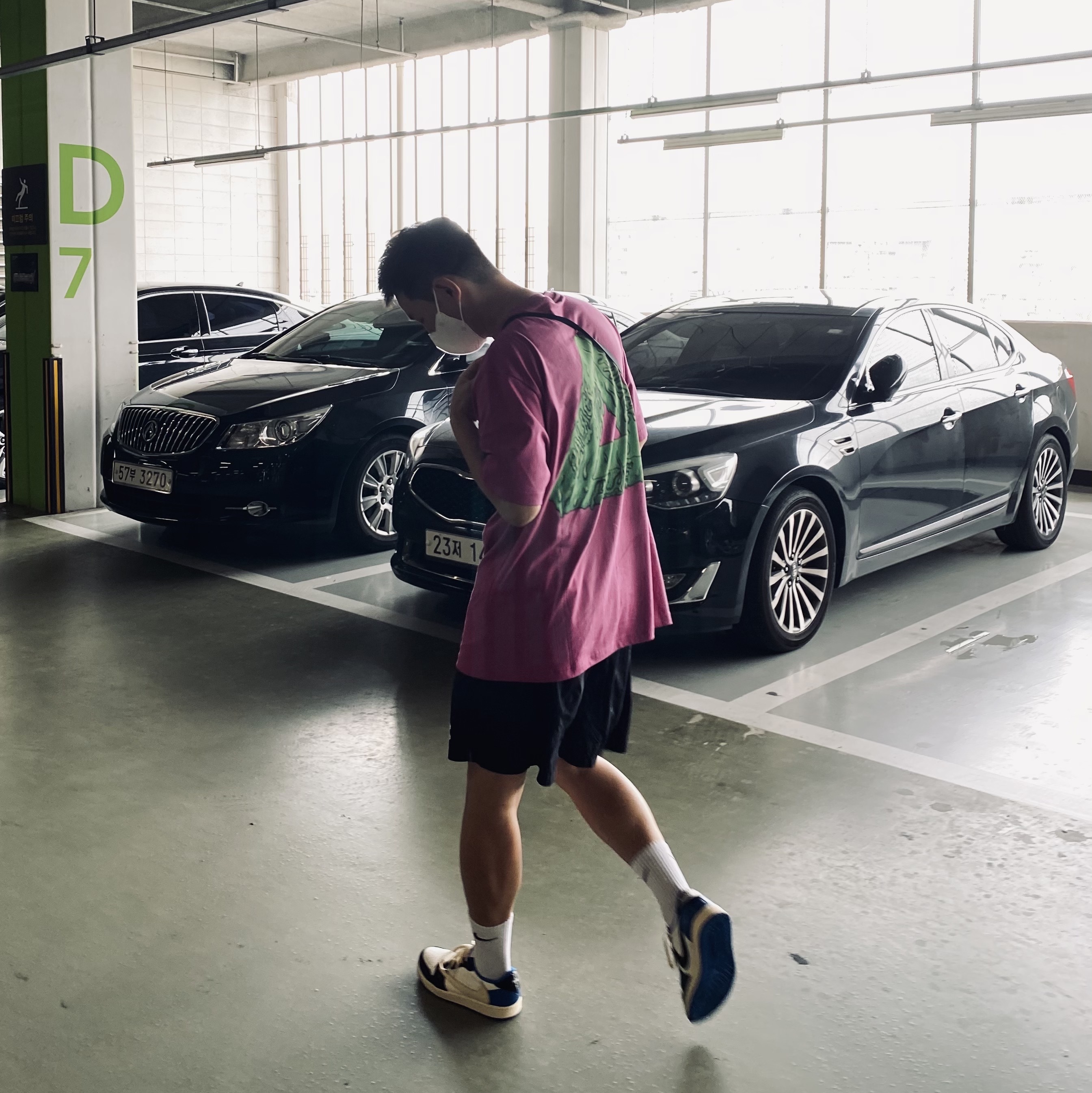 Jordan 1 x Travis Scott x Fragment Retro Low OG SP Military Blue, Palace Tri-Slime T-Shirt Pink - 21SS 착용 스타일