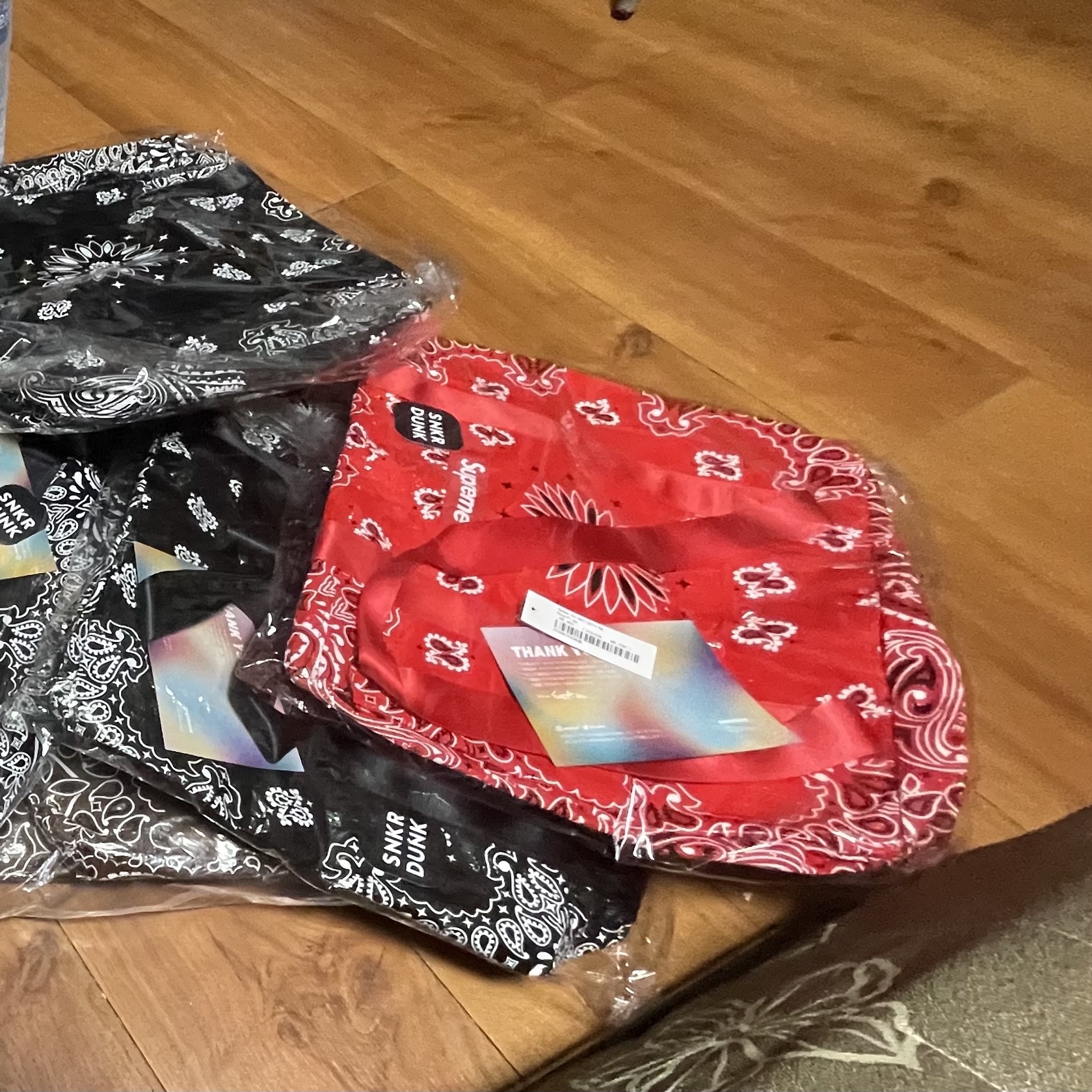 Supreme Bandana Tarp Small Duffle Bag Red - 21SS, Supreme Bandana Tarp Small Duffle Bag Black - 21SS 착용 스타일