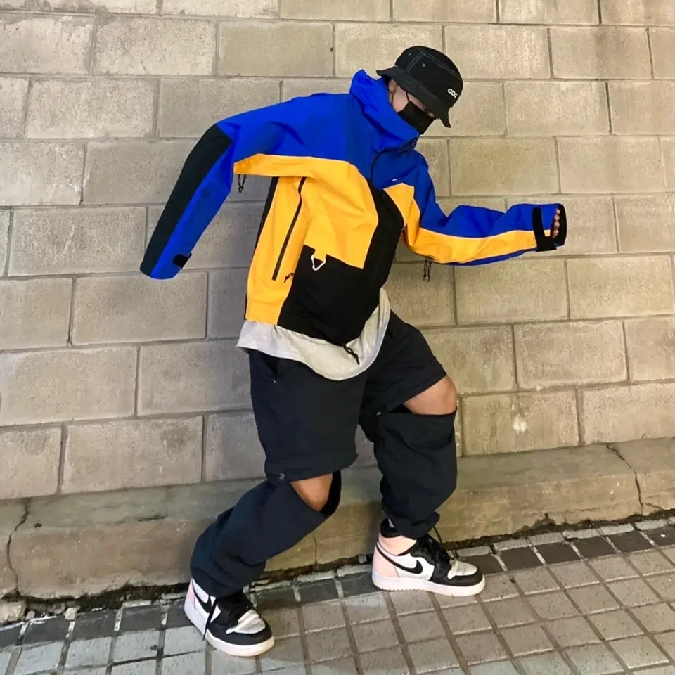 Nike ACG Gore-Tex Misery Ridge Jacket Hyper Royal - Asia, Jordan 1 Retro High OG Crimson Tint 착용 스타일 - 1