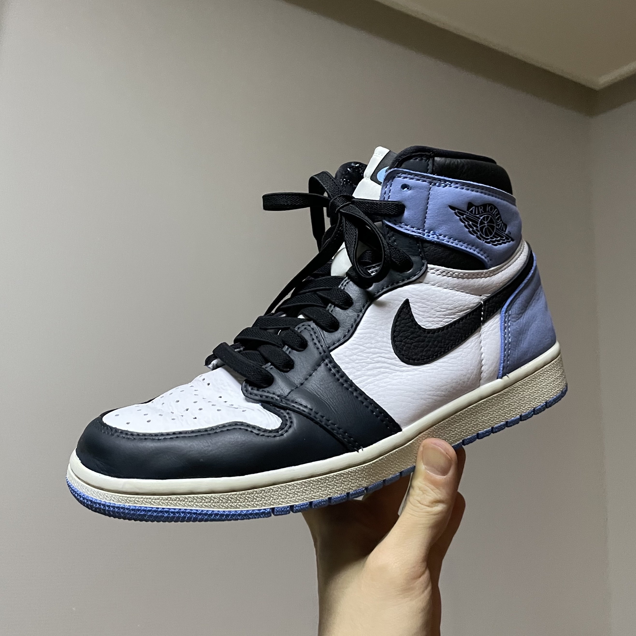 Jordan 1 Retro High OG University Blue, Jordan 1 Retro High OG Volt Gold 착용 스타일 - 1