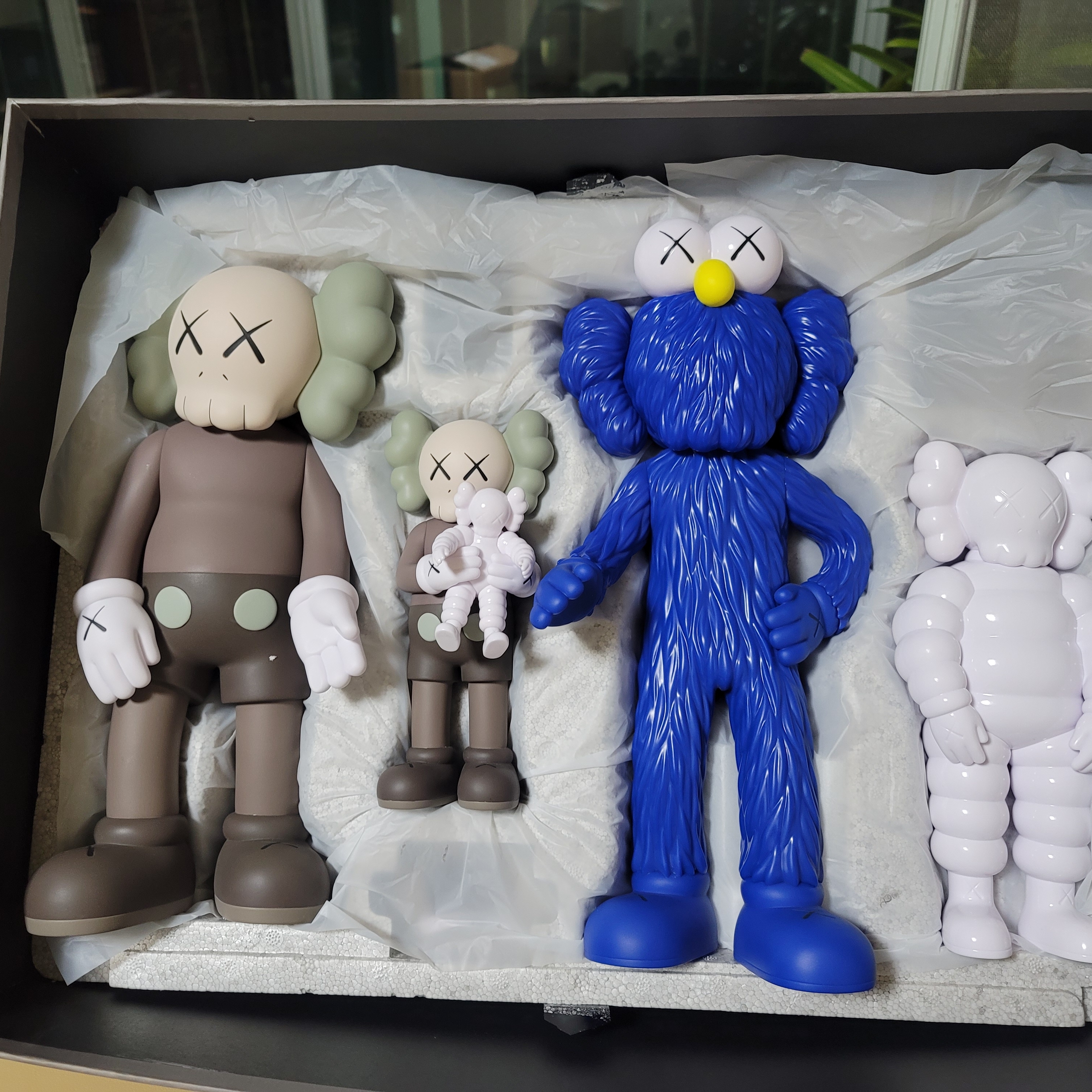 Kaws Family Vinyl Figure Brown Blue White 착용 스타일 - 2