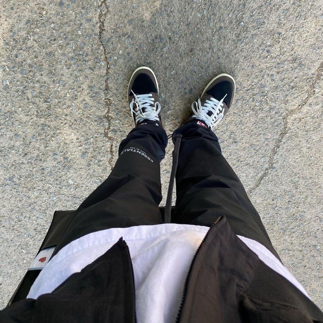 Jordan 1 x Travis Scott Retro Low OG SP Mocha, Essentials Track Pants Black - 20FW 착용 스타일