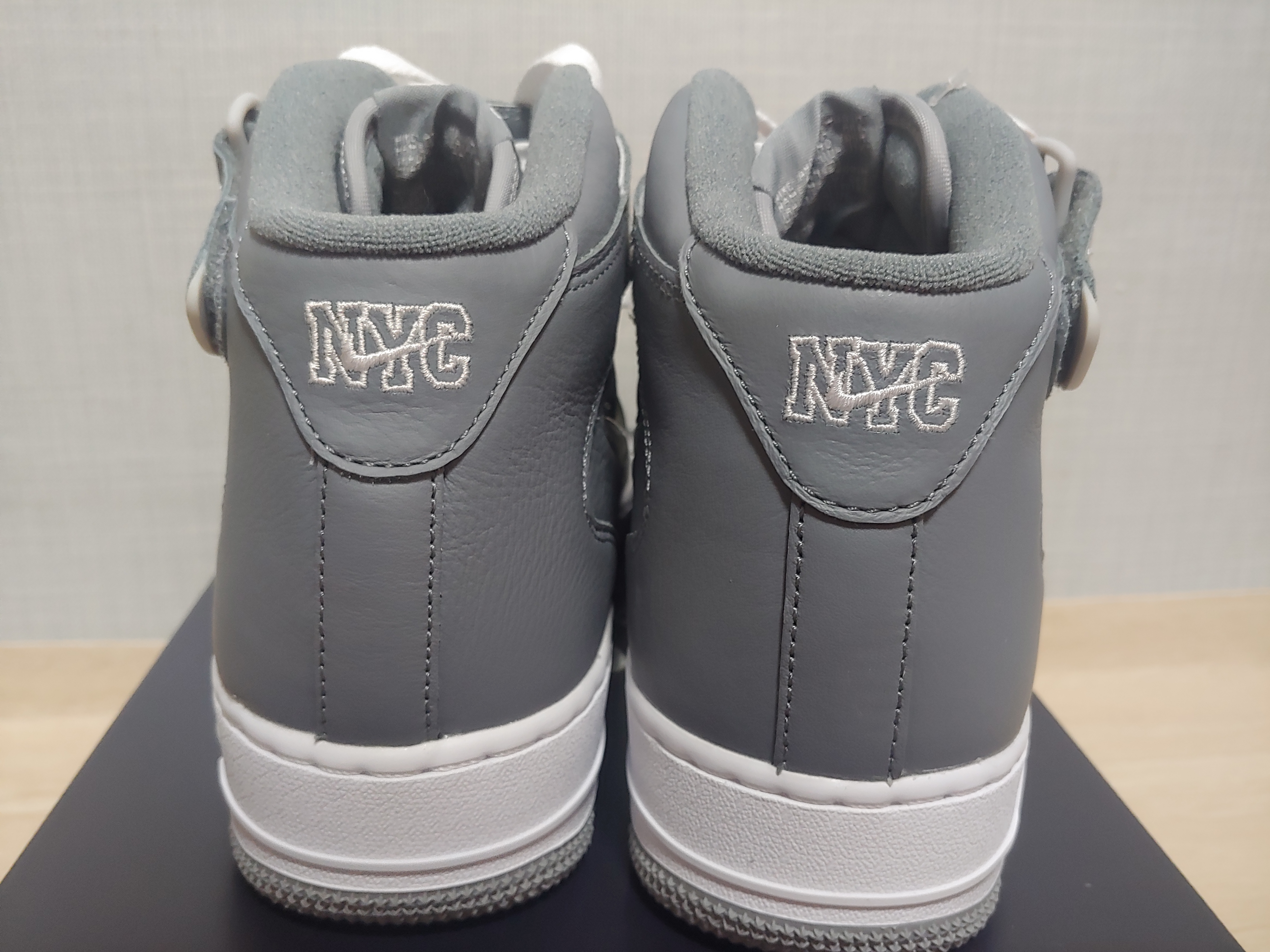 Nike Air Force 1 Mid QS NYC Cool Grey 착용 스타일 - 4