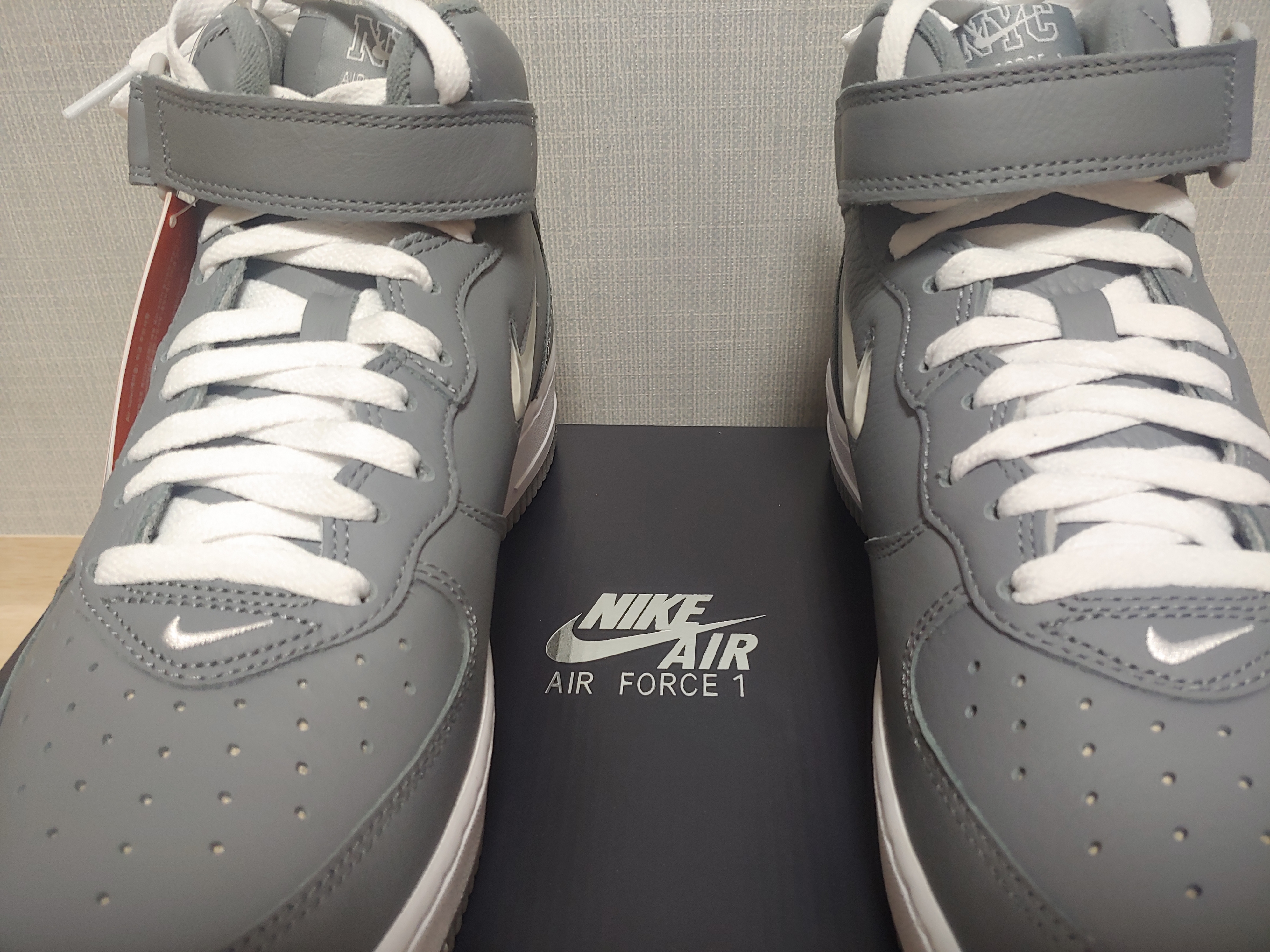 Nike Air Force 1 Mid QS NYC Cool Grey 착용 스타일 - 1