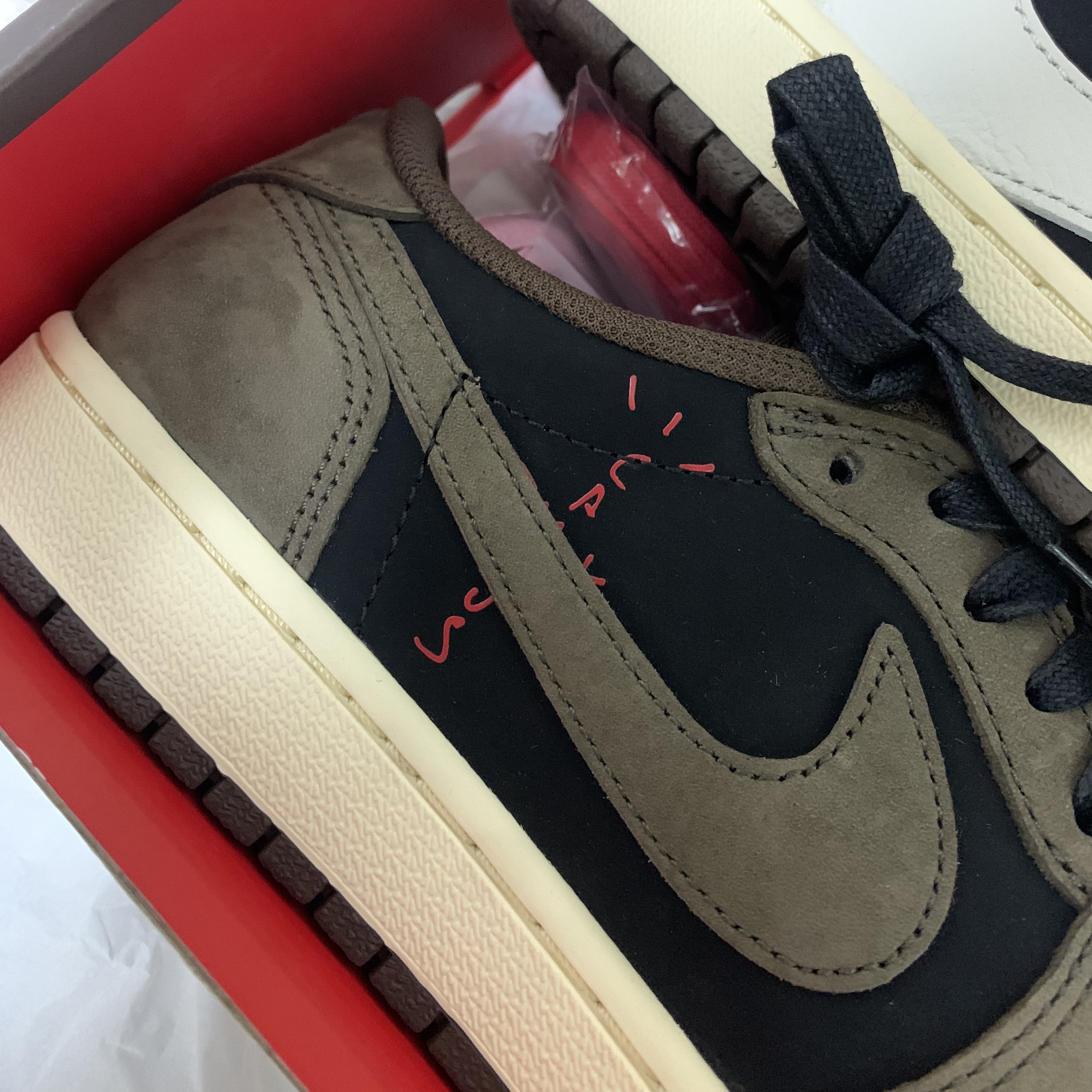 Jordan 1 x Travis Scott Retro Low OG SP Mocha 착용 스타일