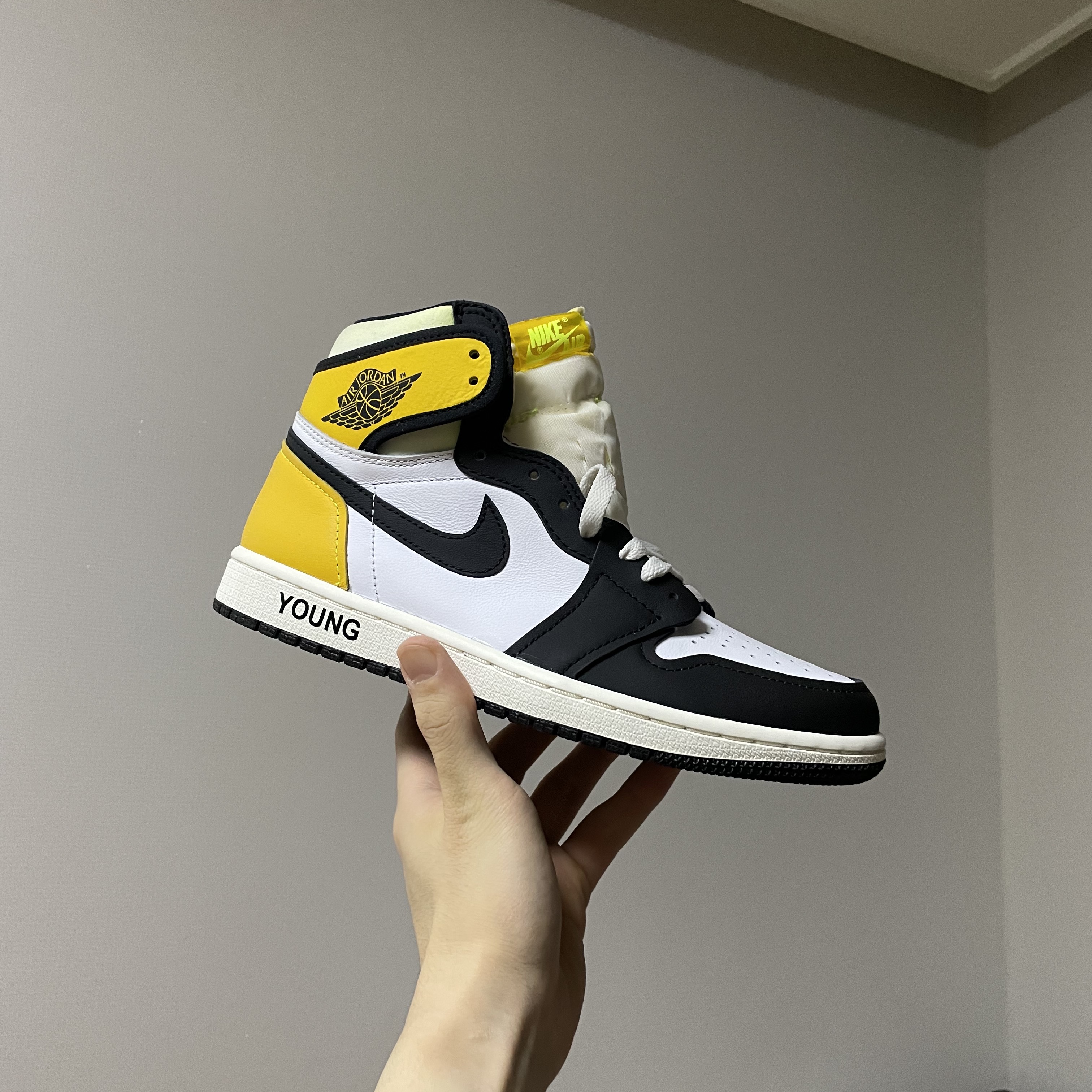 Jordan 1 Retro High OG University Blue, Jordan 1 Retro High OG Volt Gold 착용 스타일 - 2