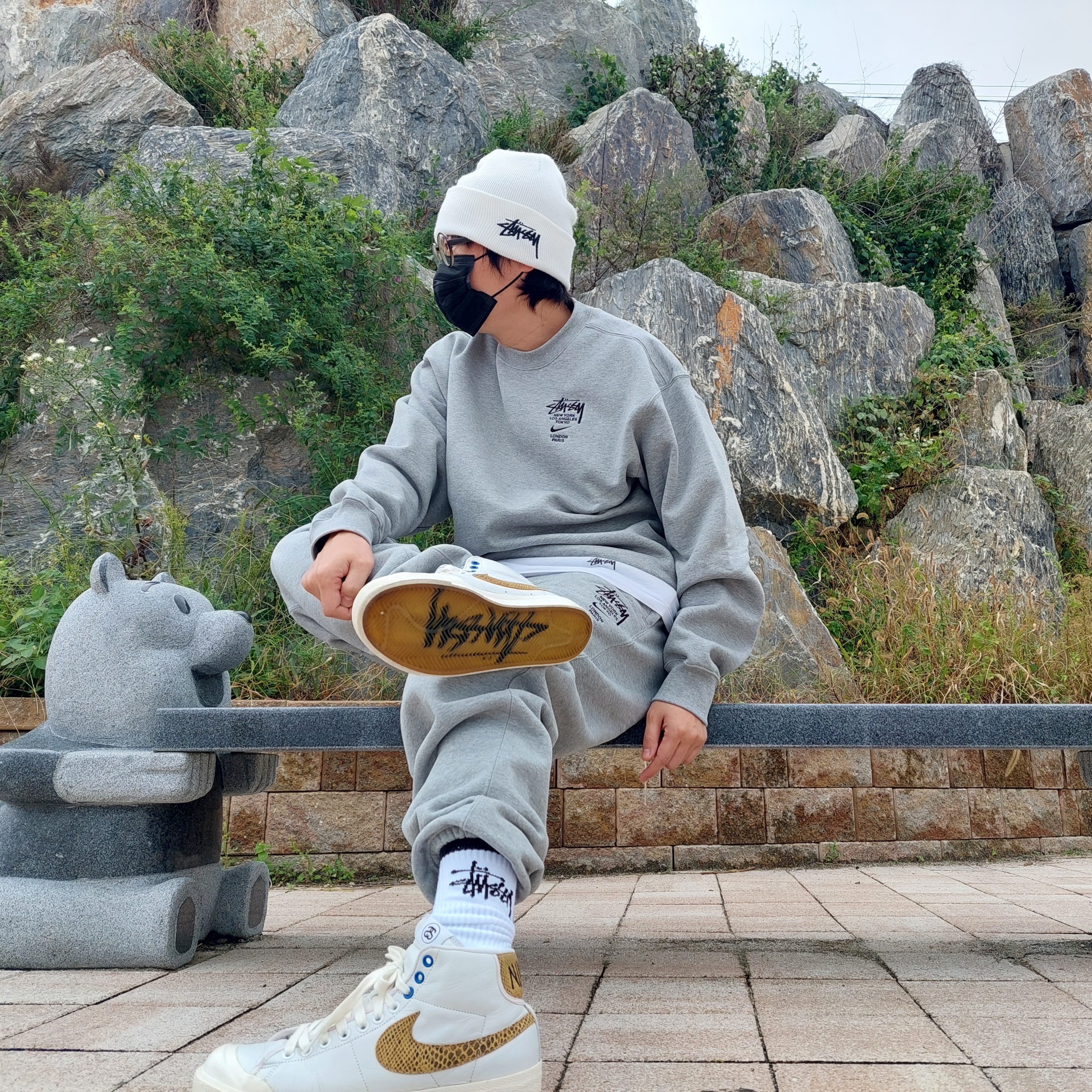 Nike x Stussy Cuff Beanie White, Nike x Stussy NRG ZR Fleece Crewneck Heather Grey - US/EU 착용 스타일 - 1