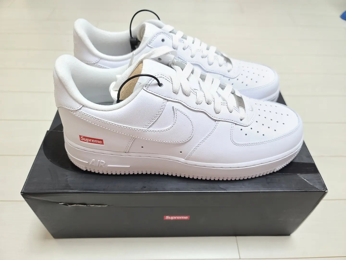 Nike x Supreme Air Force 1 Low White, Nike Air Force 1 Mid QS NYC Cool Grey 착용 스타일 - 1