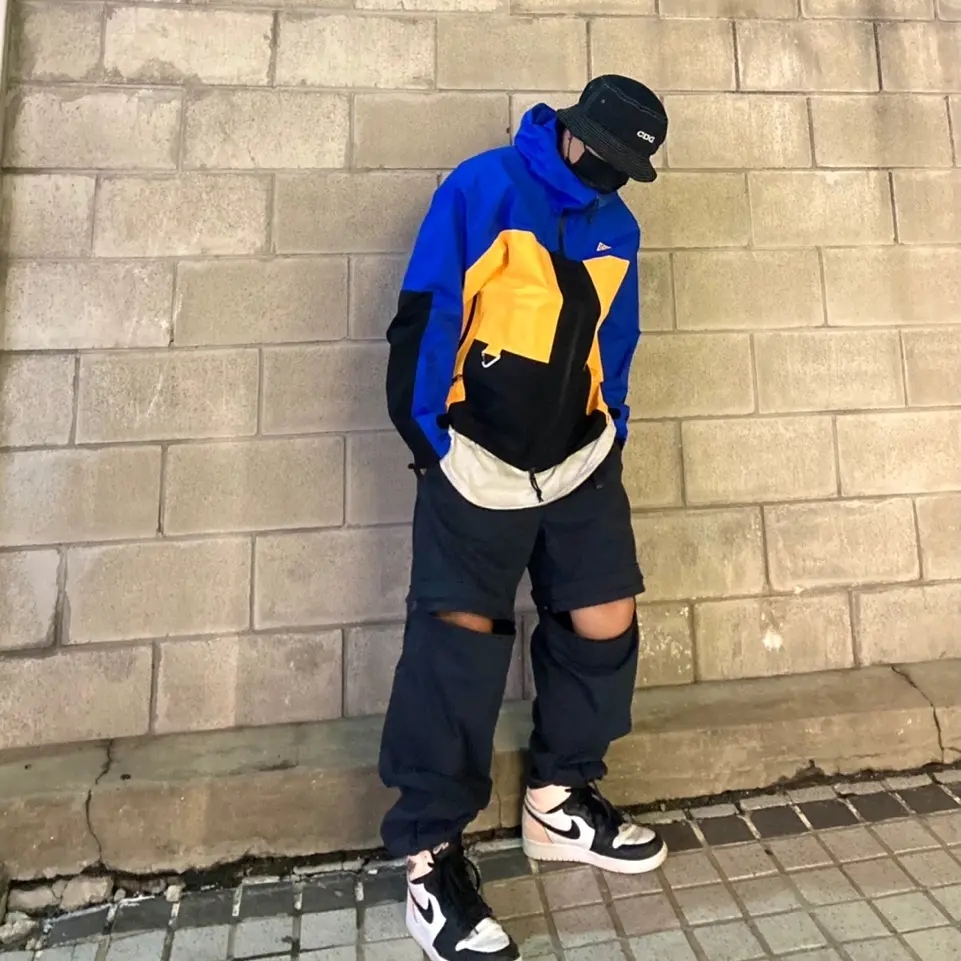 Nike ACG Gore-Tex Misery Ridge Jacket Hyper Royal - Asia, Jordan 1 Retro High OG Crimson Tint 착용 스타일 - 3