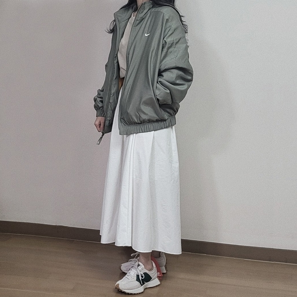 Nike NRG Solo Swoosh Satin Bomber Jacket Light Army - Asia, IAB Studio Pigment T-Shirt Oatmeal 착용 스타일