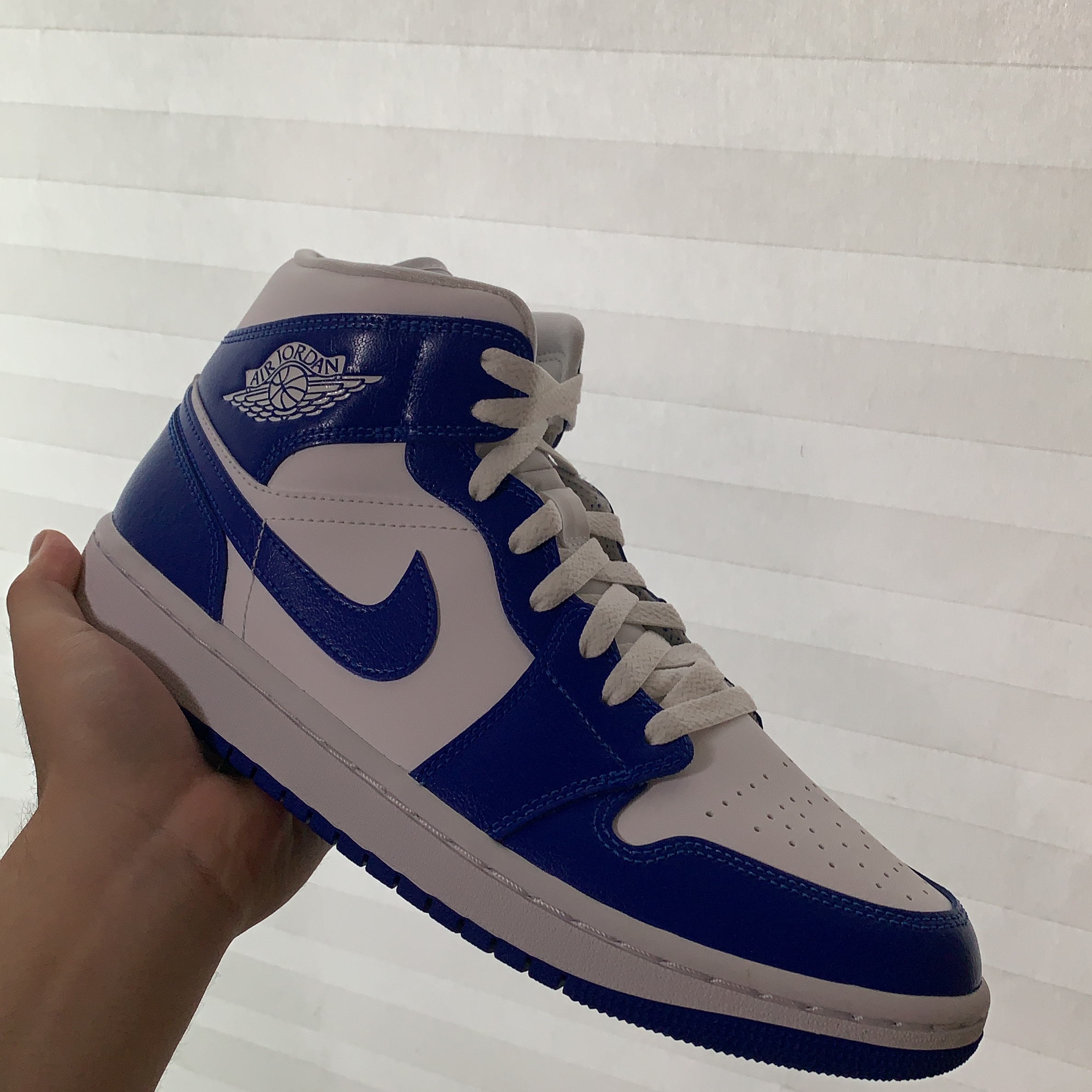 (W) Jordan 1 Mid White Hyper Royal 착용 스타일 - 1