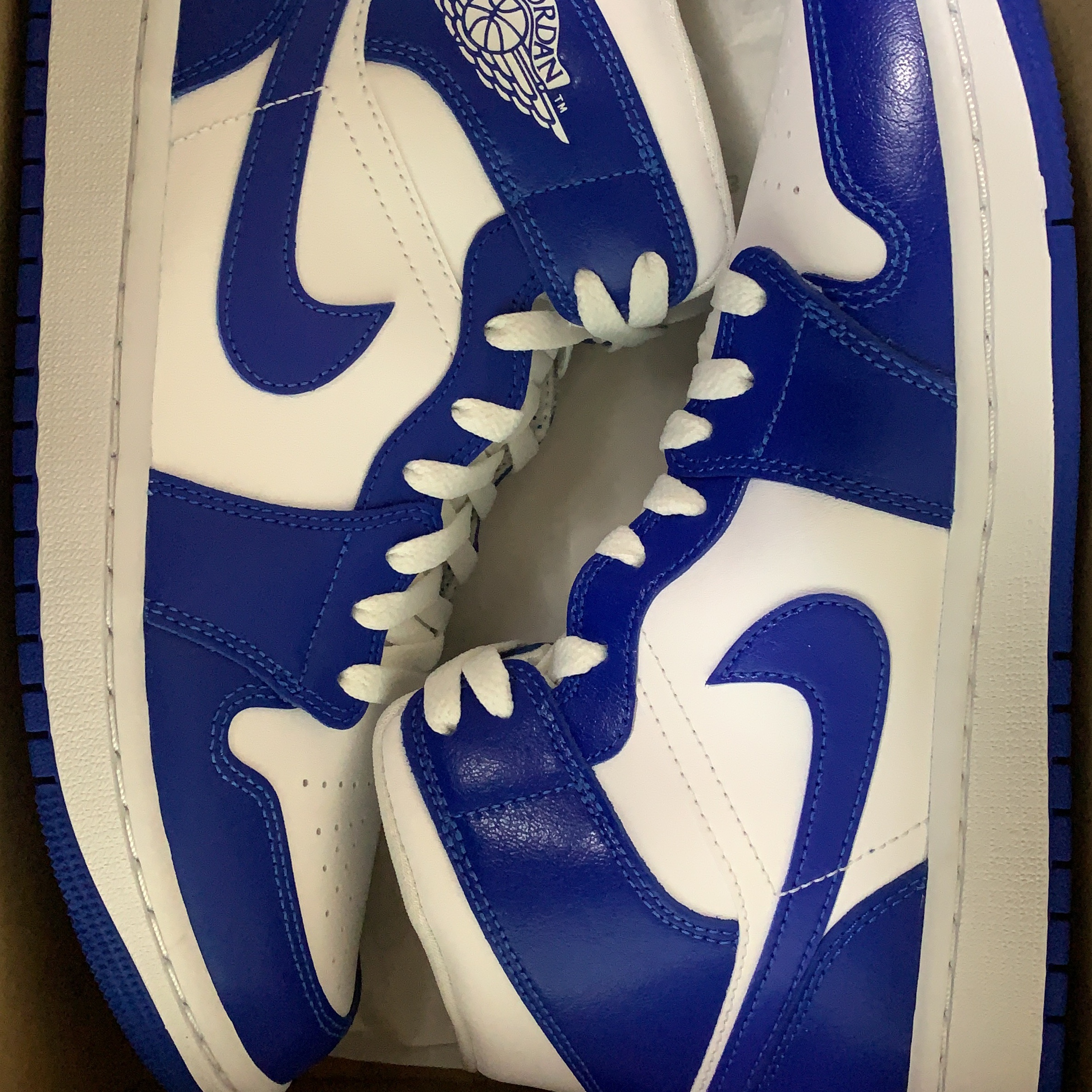 (W) Jordan 1 Mid White Hyper Royal 착용 스타일 - 2