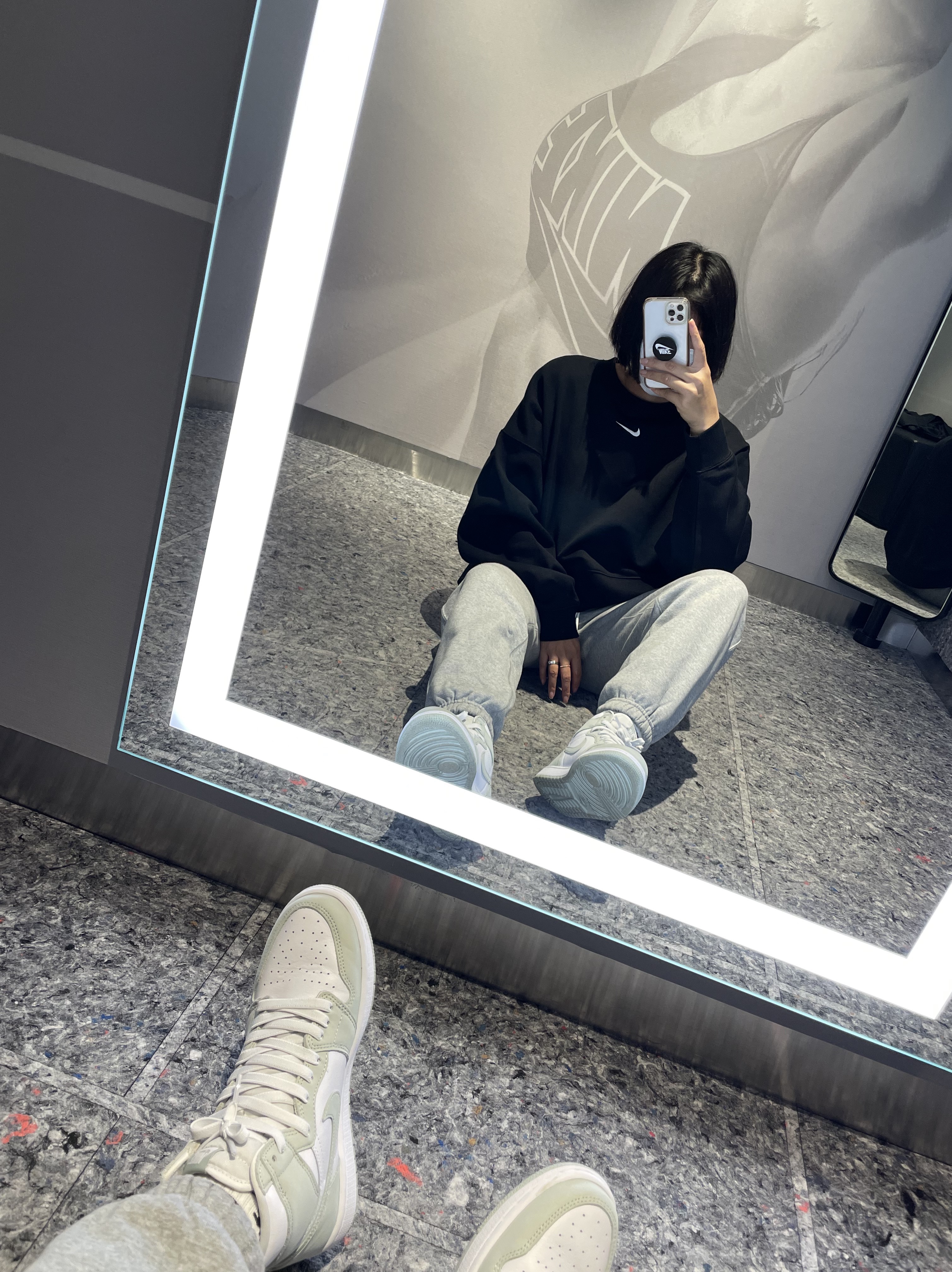 (W) Jordan 1 Retro High OG Seafoam, Nike NRG Solo Swoosh Fleece Pants Dark Grey Heather - Asia 착용 스타일