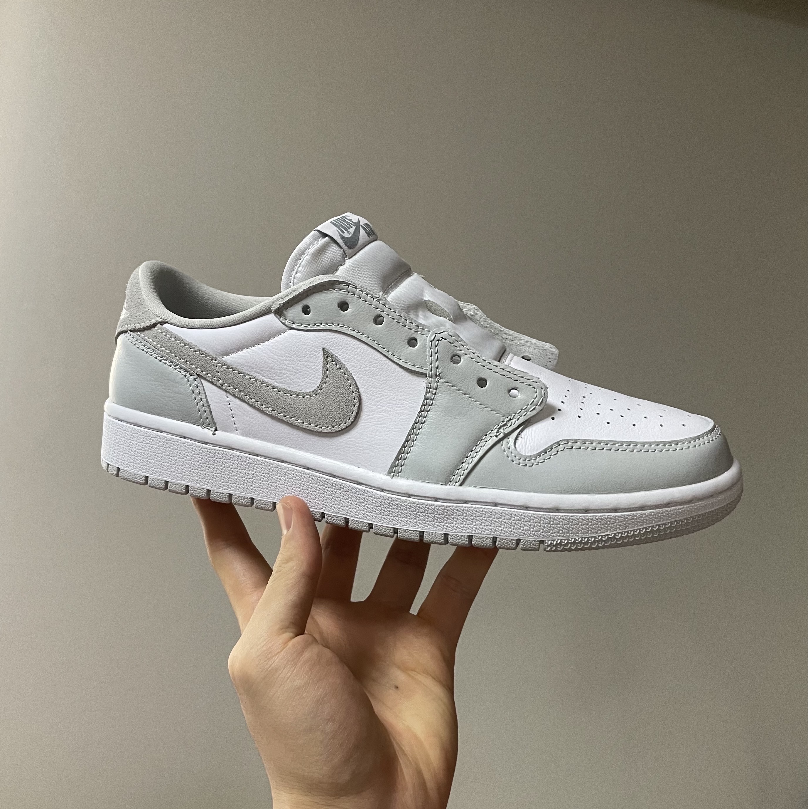 Jordan 1 Low OG Neutral Grey, Jordan 1 Retro High OG Defiant SB LA to Chicago 착용 스타일 - 1
