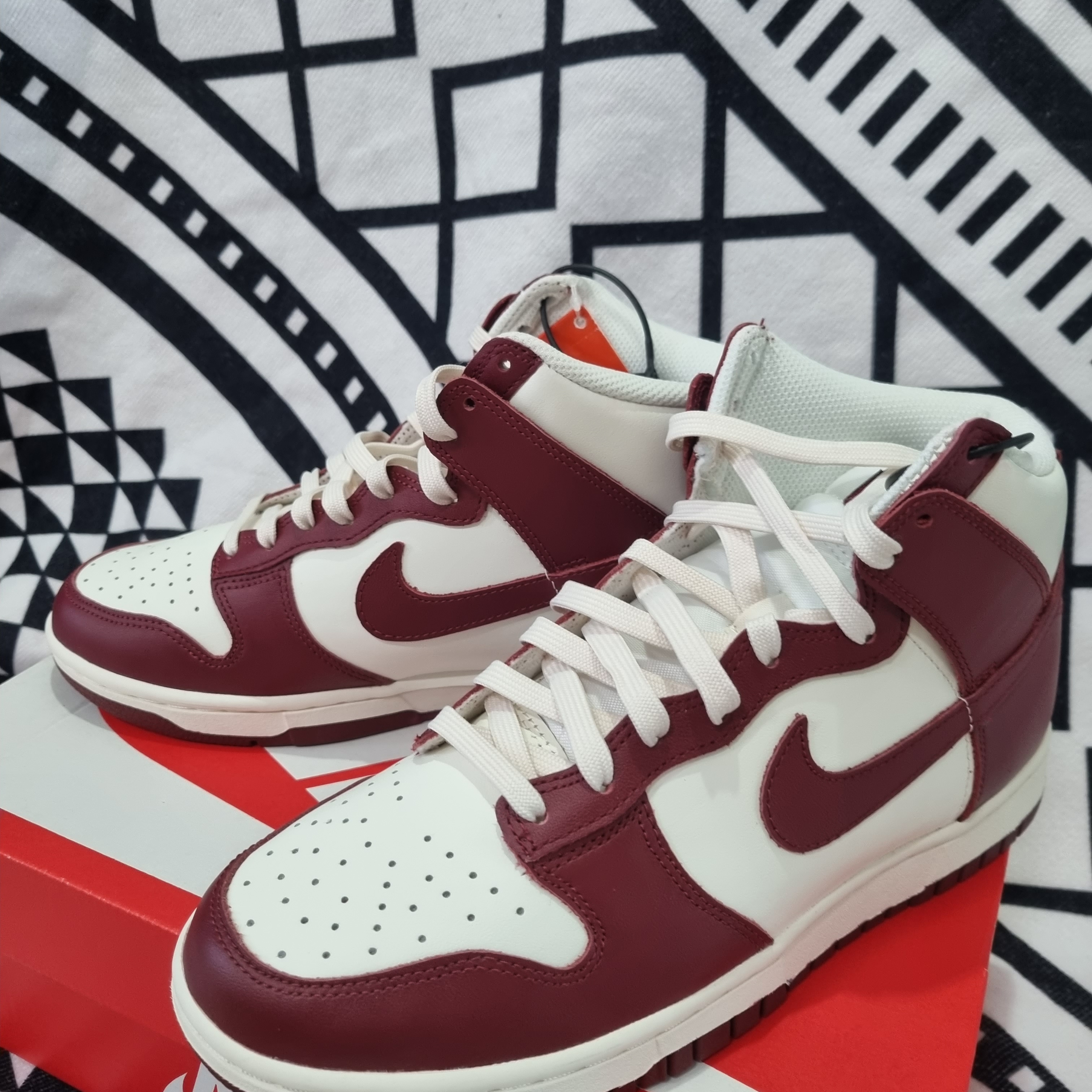 (W) Nike Dunk High Team Red 착용 스타일 - 4
