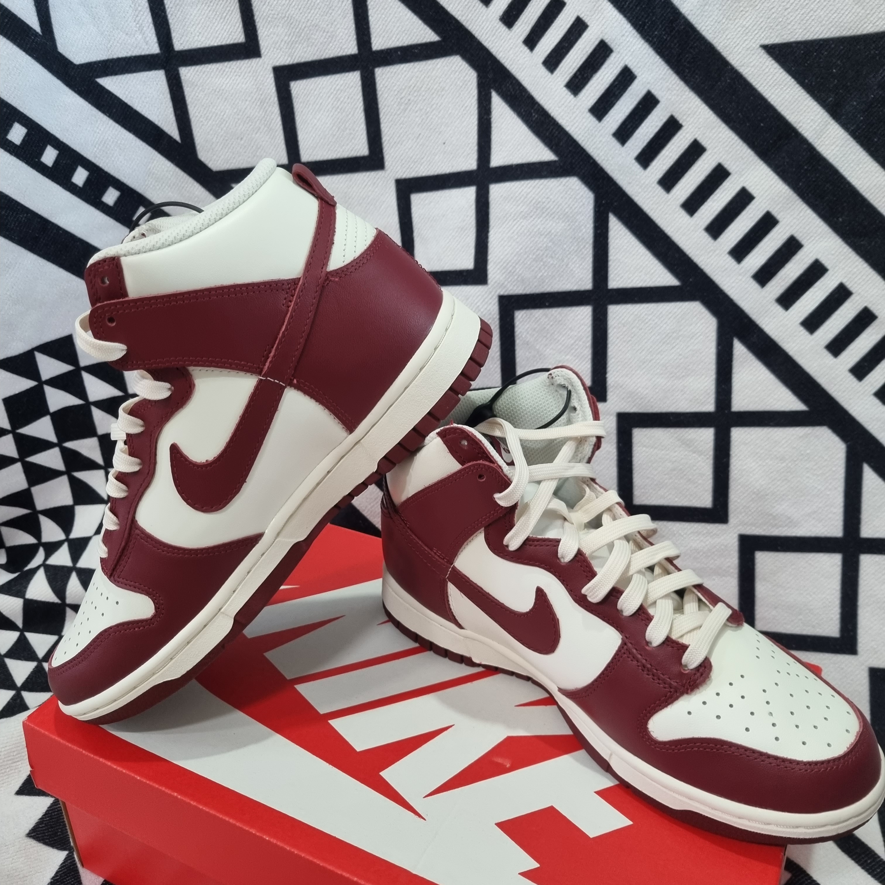 (W) Nike Dunk High Team Red 착용 스타일 - 2