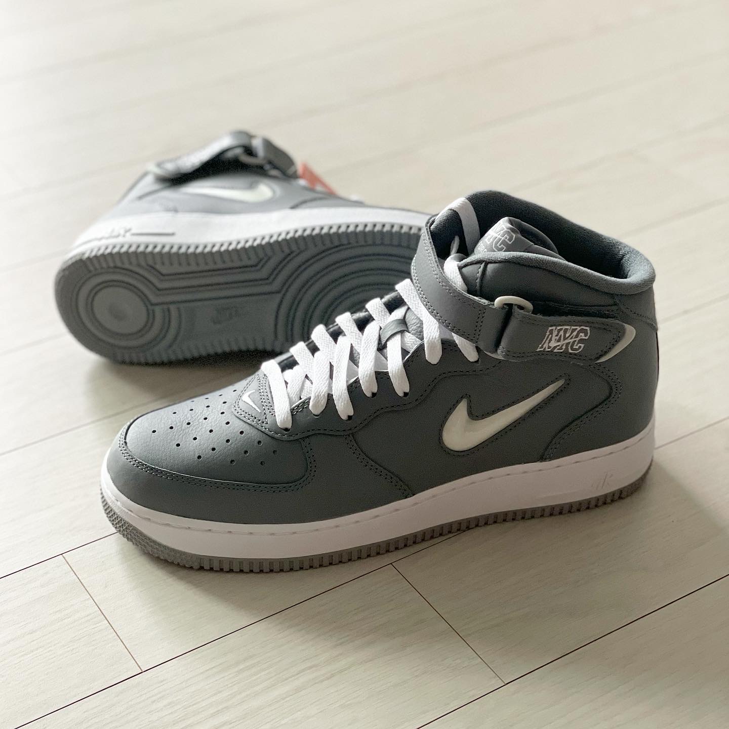 Nike Air Force 1 Mid QS NYC Cool Grey 착용 스타일