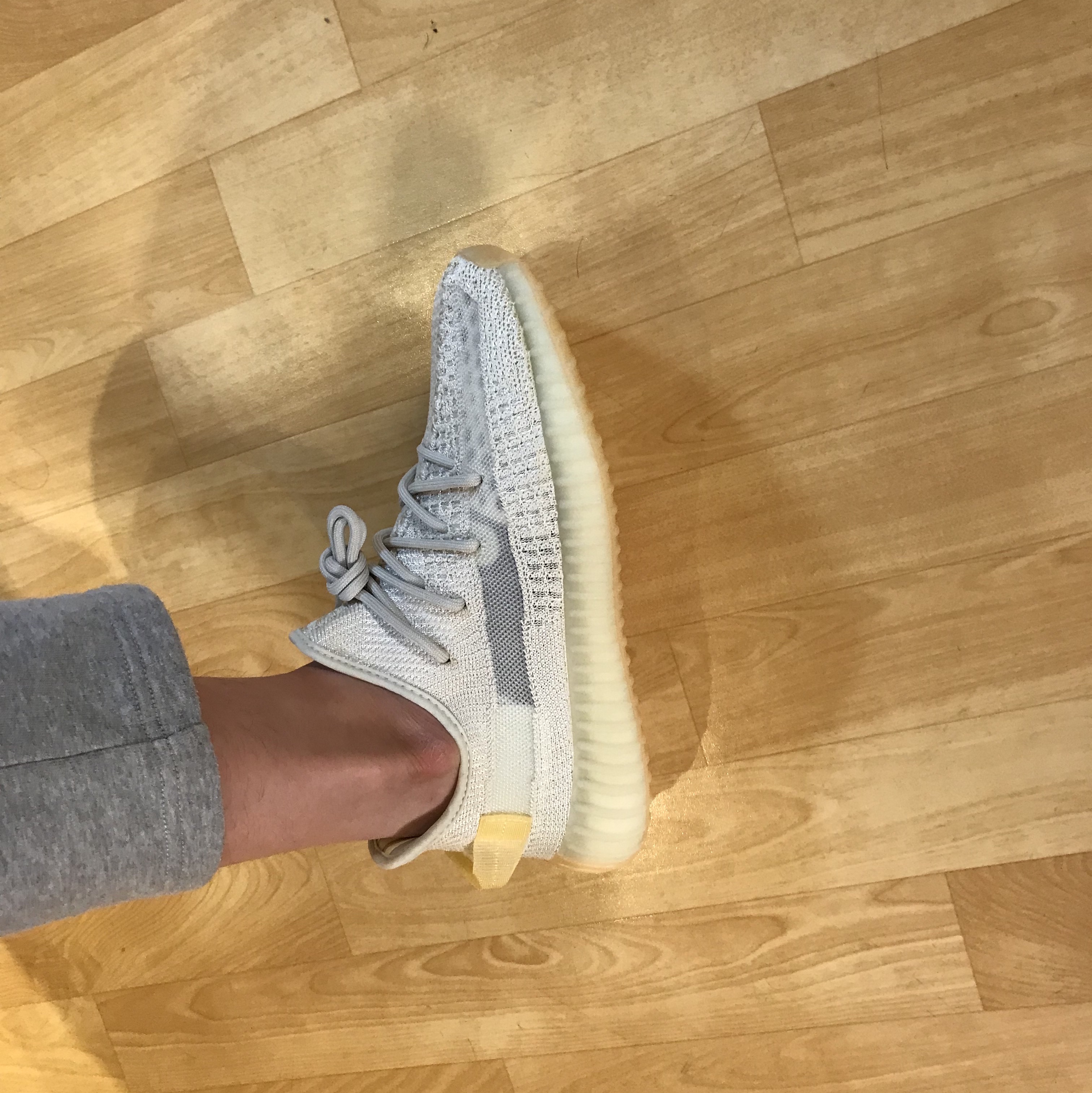 Adidas Yeezy Boost 350 V2 Light, (W) Alexander McQueen Oversized Sneakers White Black 착용 스타일 - 3