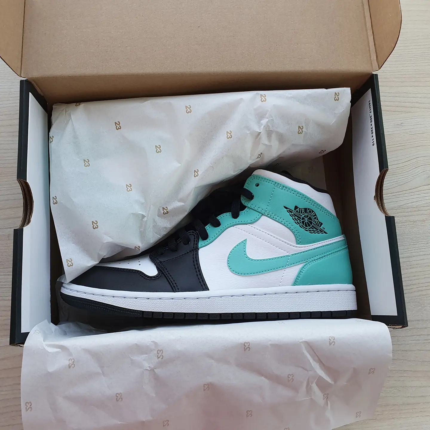 Jordan 1 Mid Tropical Twist 착용 스타일 - 1