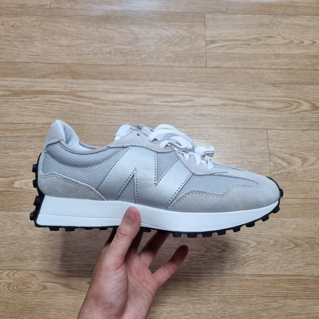 New Balance 327 Grey Silver 착용 스타일