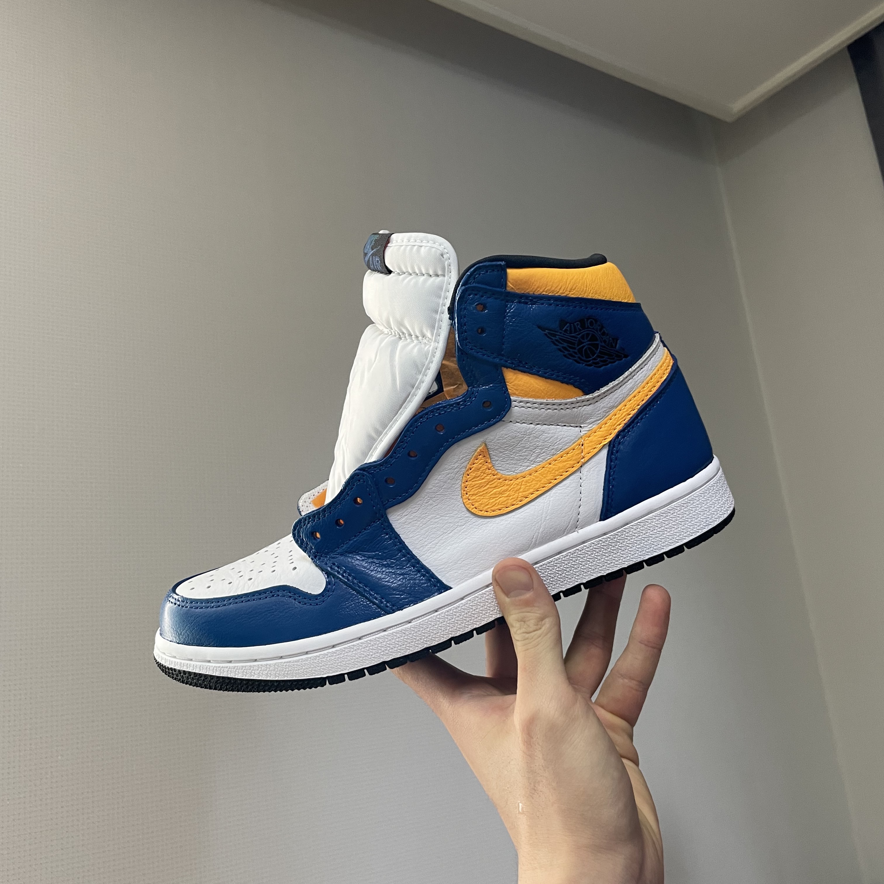 Jordan 1 Retro High OG University Blue, Jordan 1 Retro High OG Volt Gold 착용 스타일 - 3