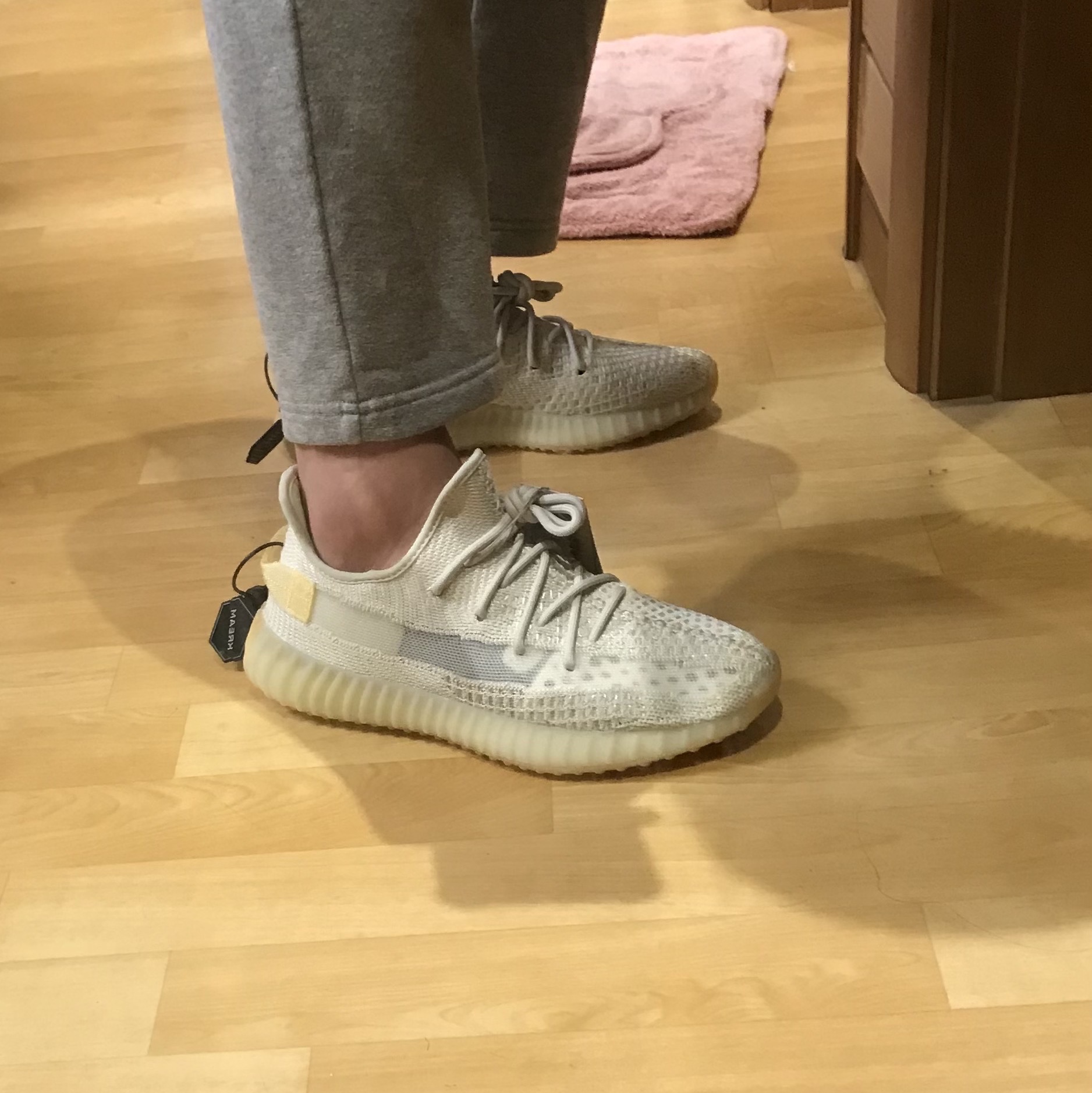 Adidas Yeezy Boost 350 V2 Light, (W) Alexander McQueen Oversized Sneakers White Black 착용 스타일 - 1